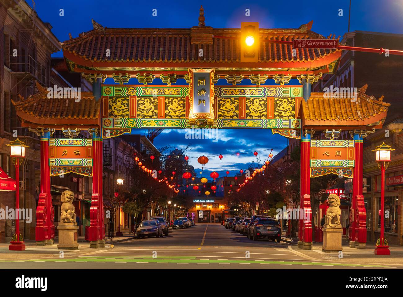 Una vista su Fisgard Street a Chinatown di notte, Victoria, Vancouver Island, British Columbia, Canada. Foto Stock