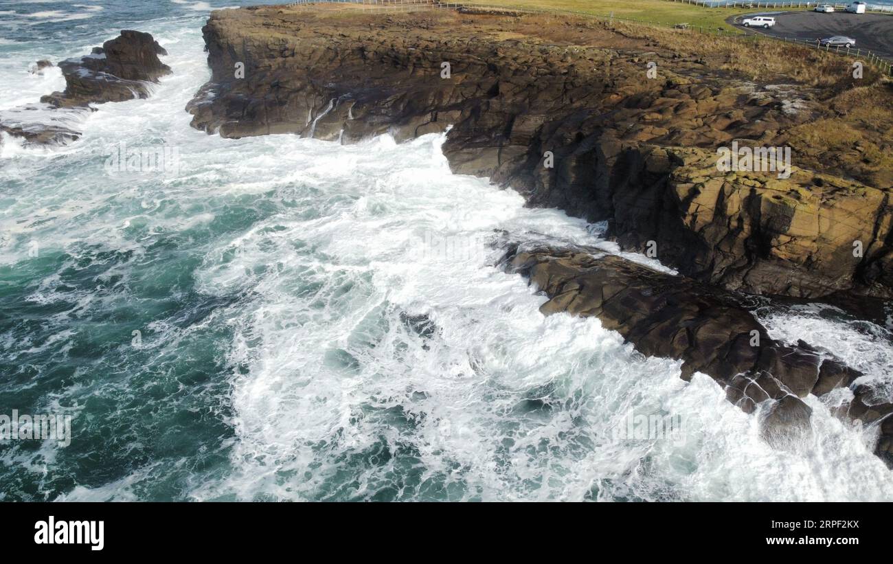 Foto aerea con drone delle onde che si schiantano a Boiler Bay sulla costa dell'Oregon. Foto Stock