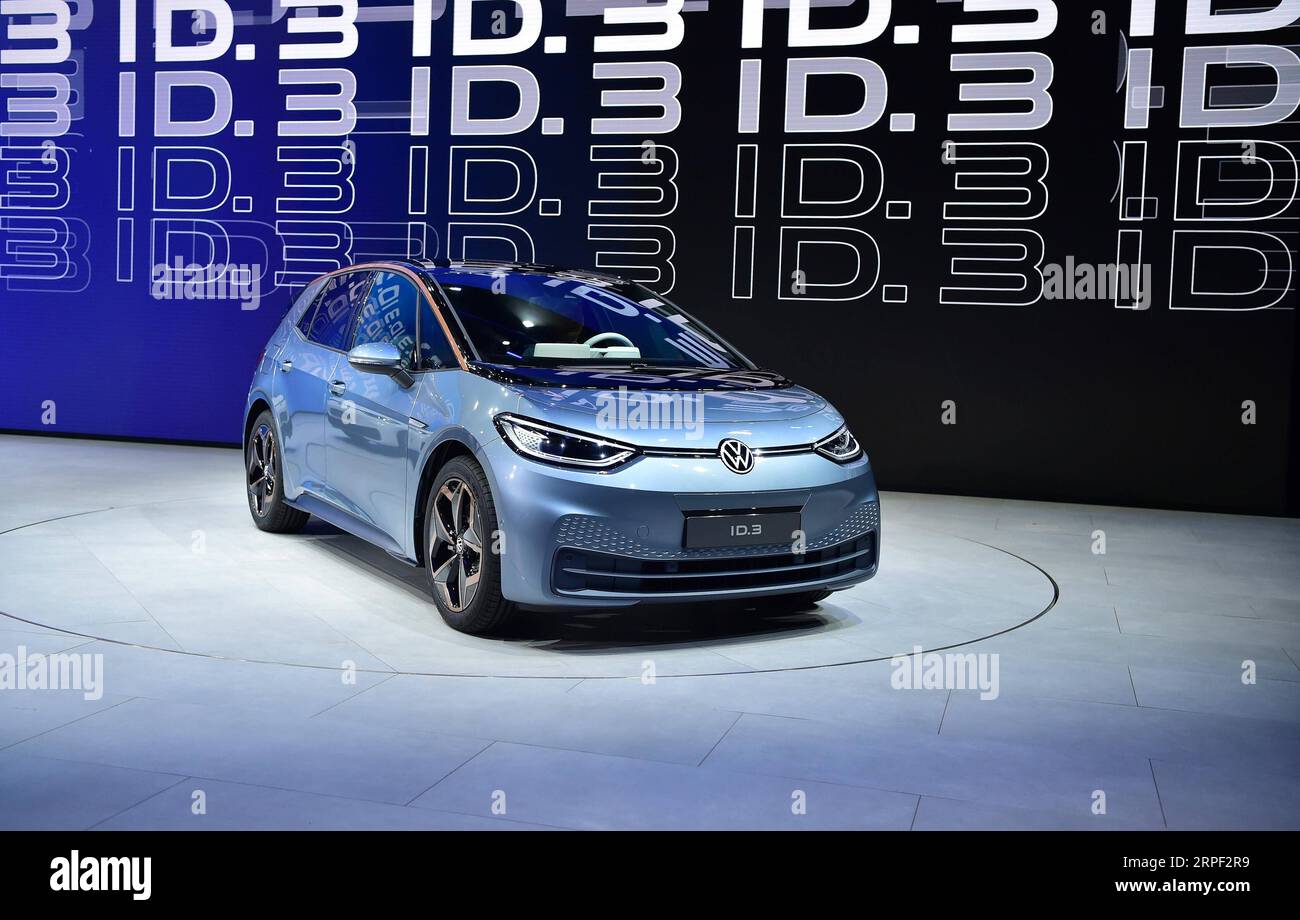 (190911) -- FRANCOFORTE, 11 settembre 2019 -- Un'auto elettrica Volkswagen ID.3 è in mostra durante il primo press day dell'International Motor Show (IAA) 2019 in Germania, a Francoforte, il 10 settembre 2019. Circa 800 espositori provenienti da 30 paesi e regioni iscritti alla IAA 2019, che aprirà ufficialmente giovedì e durerà fino al 22 settembre. ) GERMANIA-FRANCOFORTE-IAA-PRESS DAY LuxYang PUBLICATIONxNOTxINxCHN Foto Stock