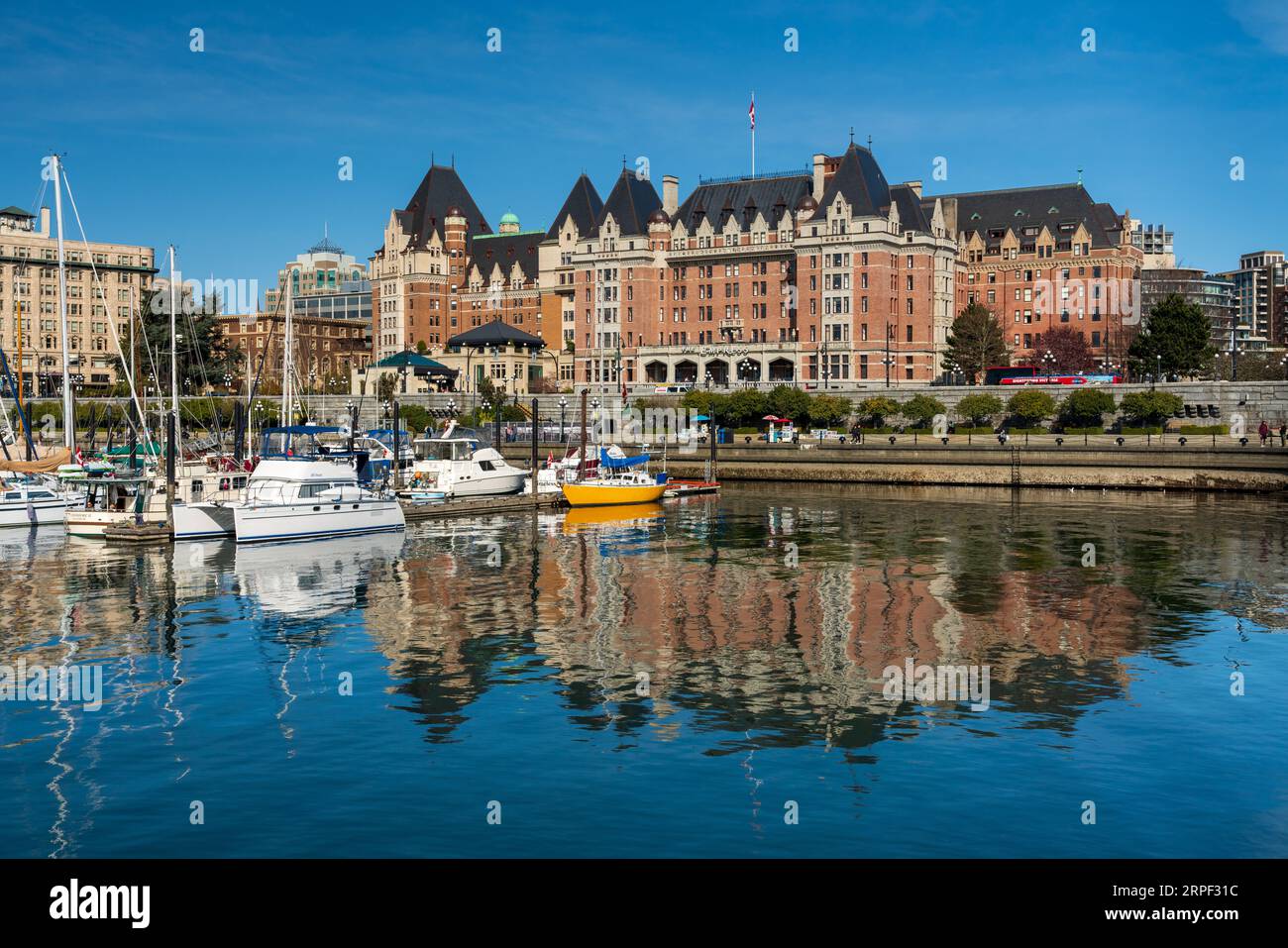 Riflessioni dell'Empress Hotel a Victoria, Isola di Vancouver, British Columbia, Canada. Foto Stock