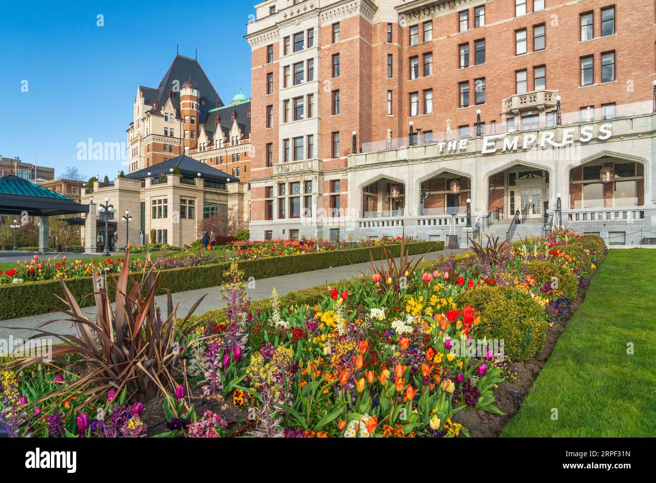 Letti decorativi di fiori primaverili presso l'Empress Hotel a Victoria, Isola di Vancouver, British Columbia, Canada. Foto Stock