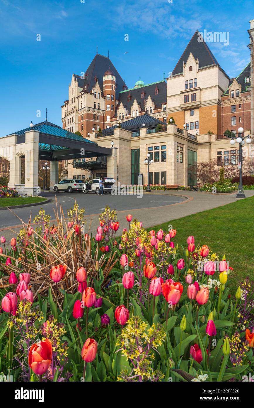 Letti decorativi di fiori primaverili presso l'Empress Hotel a Victoria, Isola di Vancouver, British Columbia, Canada. Foto Stock