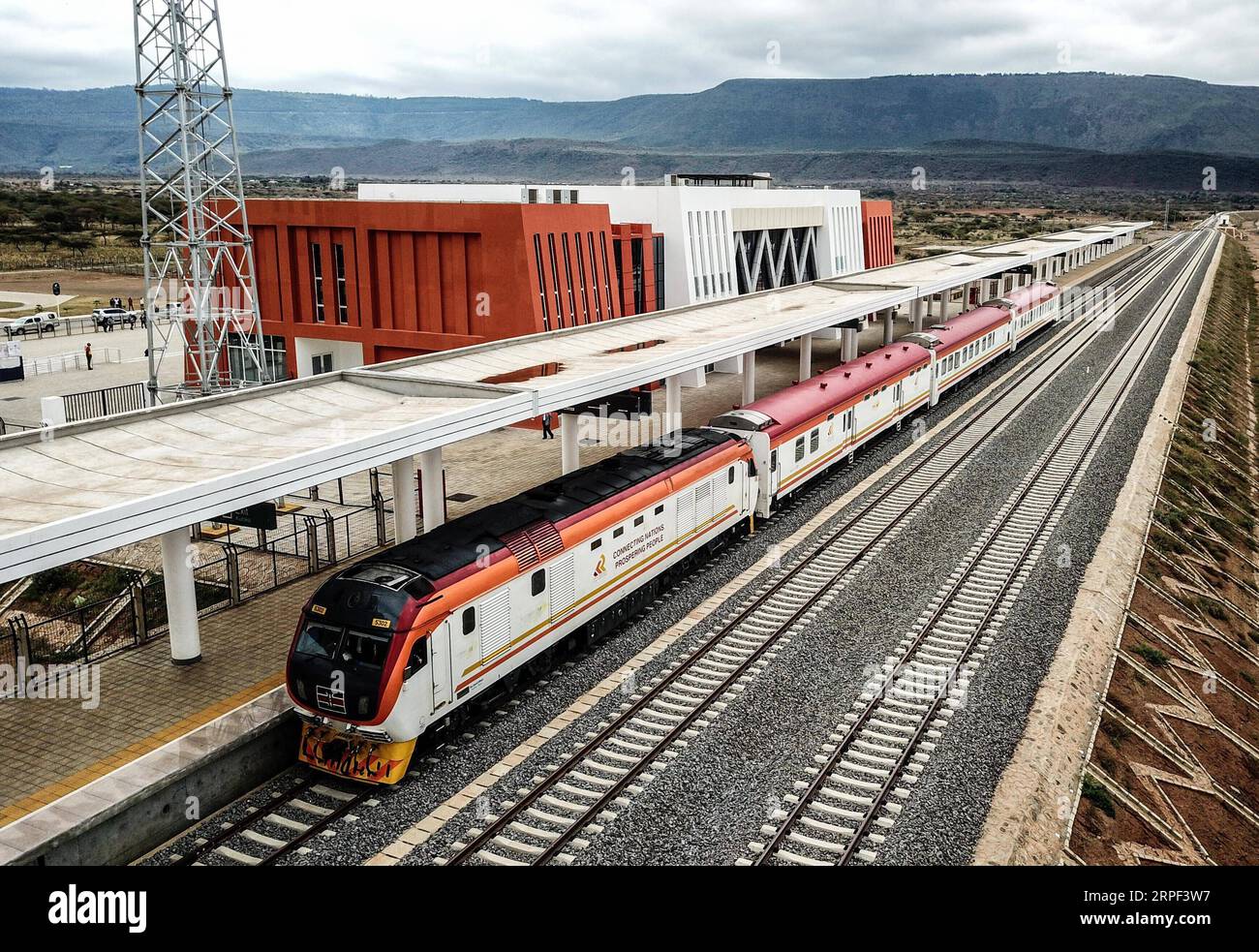 (190912) - PECHINO, 12 settembre 2019 - Un treno di prova arriva alla stazione mai Mahiu in Kenya, 10 settembre 2019. La costruzione della ferrovia a scartamento standard (SGR) fase 2A il progetto che collega la capitale del Kenya Nairobi alla città turistica di Naivasha è entrato nella fase finale e il test di un mese è stato lanciato da settembre, secondo il costruttore China Communications Construction (CCC) martedì. ) XINHUA FOTO DEL GIORNO ZhangxYu PUBLICATIONxNOTxINxCHN Foto Stock