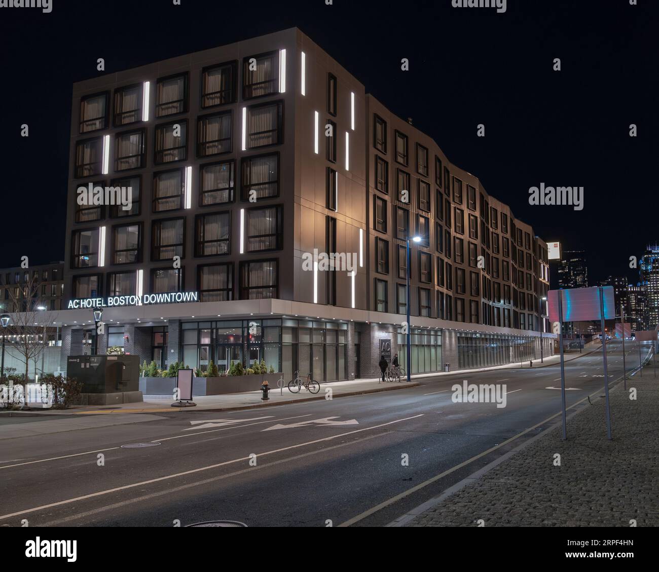 Boston, Massachusetts, USA - novembre 27 2018: Vista laterale dell'ingresso dell'AC Hotel (Marriott) Boston Downtown di notte con la strada della città Foto Stock