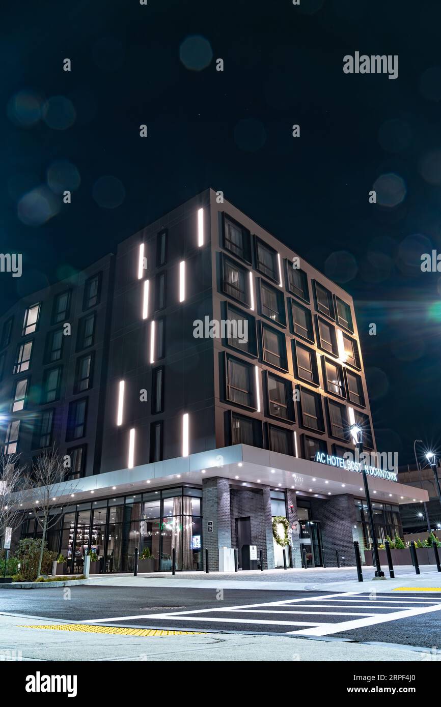 Boston, Massachusetts, USA - novembre 27 2018: Vista dell'ingresso principale dell'AC Hotel Boston Downtown (Marriott) di notte Foto Stock