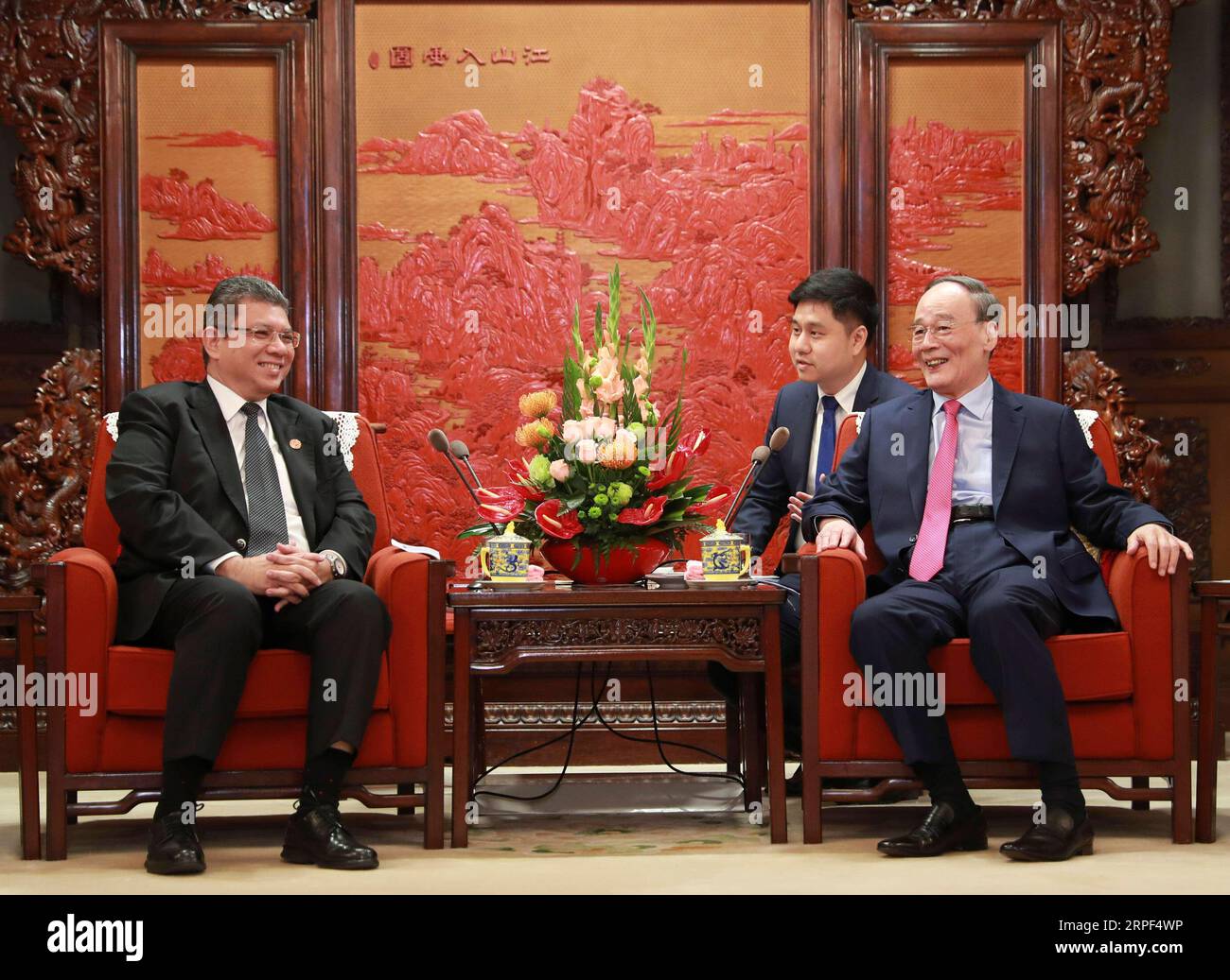 (190912) -- PECHINO, 12 settembre 2019 -- il vicepresidente cinese Wang Qishan (R) incontra il ministro degli Esteri malese Saifuddin Abdullah a Pechino, capitale della Cina, 12 settembre 2019. ) CHINA-BEIJING-WANG QISHAN-MALAYSIAN FM-MEETING (CN) DINGXLIN PUBLICATIONXNOTXINXCHN Foto Stock