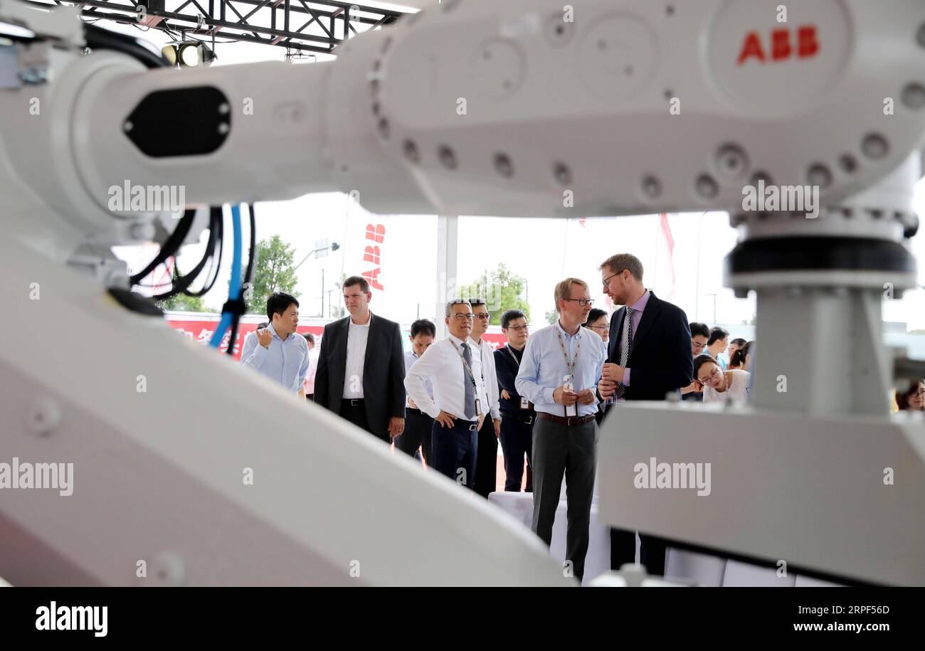 (190913) -- SHANGHAI, 13 settembre 2019 -- gli ospiti parlano tra loro durante la cerimonia di inaugurazione della ABB Robotics Factory of the Future a Shanghai, Cina orientale, 12 settembre 2019. Il gigante tecnologico svizzero ABB ha iniziato la costruzione del suo nuovo impianto di produzione e ricerca robotica di 67 000 metri quadrati a Shanghai giovedì. Con un investimento di 150 milioni di dollari, la struttura dovrebbe essere messa in uso nel 2021. ) CHINA-SHANGHAI-ABB-ROBOTICS FACTORY (CN) FANGXZHE PUBLICATIONXNOTXINXCHN Foto Stock