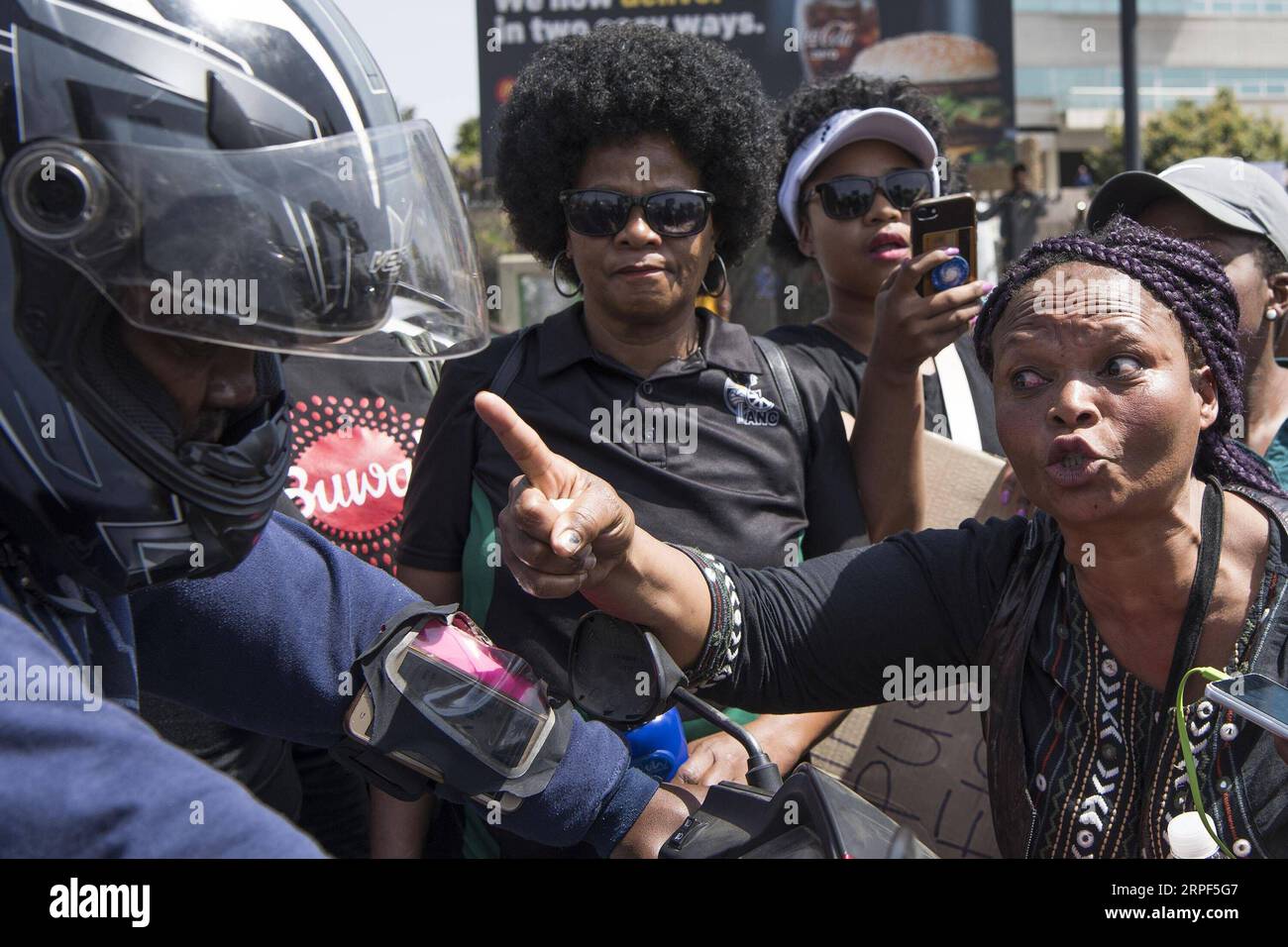 (190913) -- JOHANNESBURG, 13 settembre 2019 -- la gente partecipa a una protesta contro la violenza di genere a Johannesburg, Sud Africa, 13 settembre 2019. Migliaia di persone hanno raggiunto le strade principali di Sandton, Johannesburg, per protestare contro la violenza di genere venerdì. Gruppi della società civile si riunirono dalle 3 del mattino fuori dalla Borsa di Johannesburg (JSE), dove organizzarono la scena del femminicidio. La finta scena del crimine rappresentava ciò che le donne devono attraversare a causa della violenza di genere. ) SUDAFRICA-JOHANNESBURG-PROTESTA-VIOLENZA DI GENERE CHENXCHENG PUBLICATIONXNOTXINXCHN Foto Stock