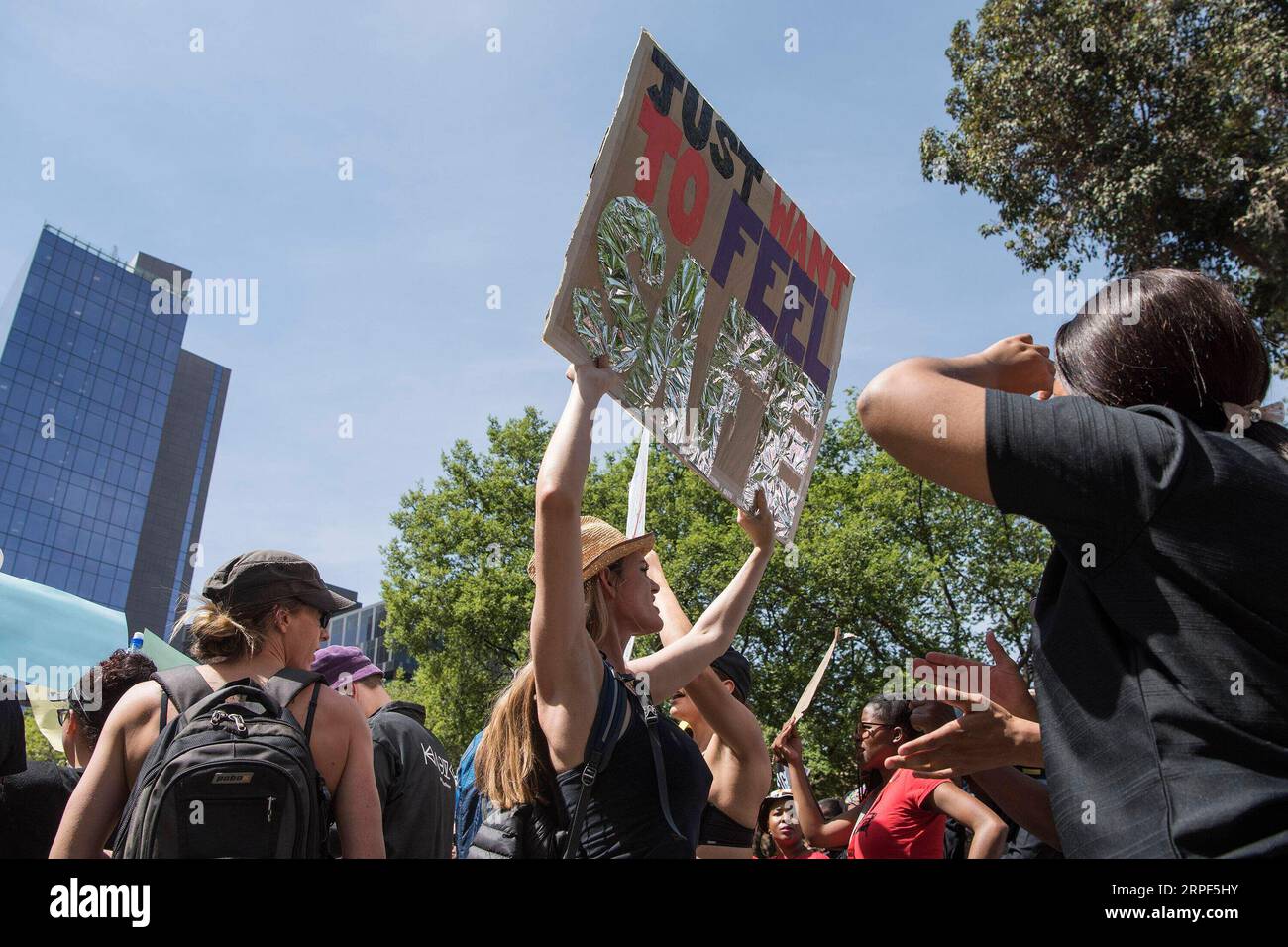 (190913) -- JOHANNESBURG, 13 settembre 2019 -- la gente partecipa a una protesta contro la violenza di genere a Johannesburg, Sud Africa, 13 settembre 2019. Migliaia di persone hanno raggiunto le strade principali di Sandton, Johannesburg, per protestare contro la violenza di genere venerdì. Gruppi della società civile si riunirono dalle 3 del mattino fuori dalla Borsa di Johannesburg (JSE), dove organizzarono la scena del femminicidio. La finta scena del crimine rappresentava ciò che le donne devono attraversare a causa della violenza di genere. ) SUDAFRICA-JOHANNESBURG-PROTESTA-VIOLENZA DI GENERE CHENXCHENG PUBLICATIONXNOTXINXCHN Foto Stock