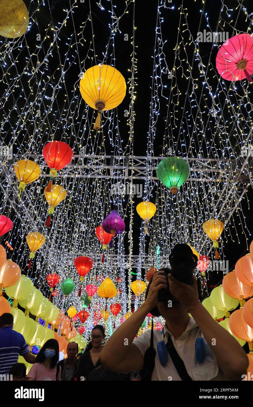(190913) - HONG KONG, 13 settembre 2019 -- Un shutterbug scatta foto durante una fiera delle lanterne che celebra il Mid-Autumn Festival al Victoria Park di Hong Kong, Cina meridionale, 13 settembre 2019. ) CINA-HONG KONG-METÀ AUTUNNO FESTIVAL-LANTERNA FAIR (CN) LUOXHUANHUAN PUBLICATIONXNOTXINXCHN Foto Stock