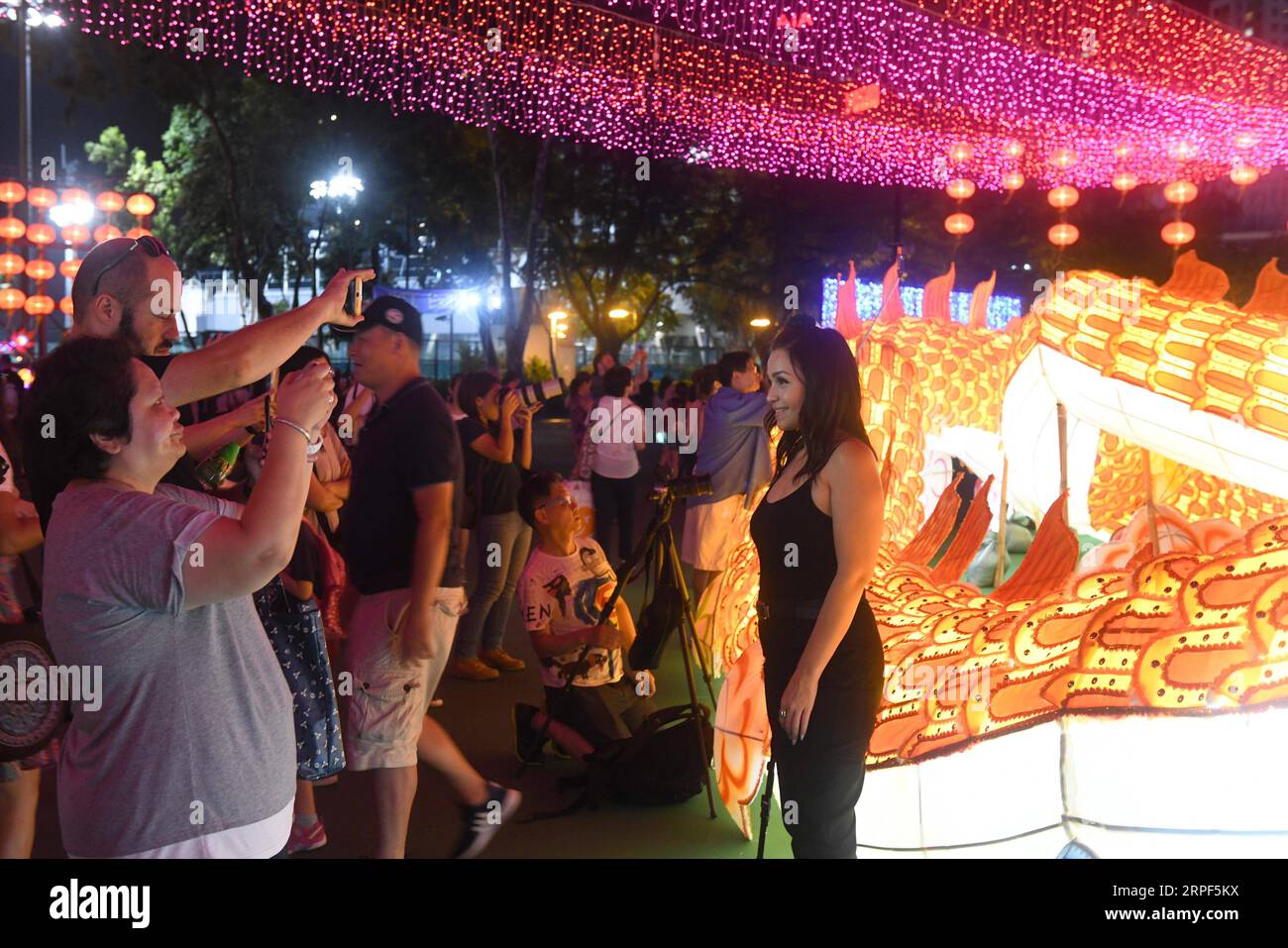 (190913) - HONG KONG, 13 settembre 2019 -- i turisti scattano foto durante una fiera delle lanterne che celebra il Mid-Autumn Festival al Victoria Park di Hong Kong, Cina meridionale, 13 settembre 2019. ) CINA-HONG KONG-METÀ AUTUNNO FESTIVAL-LANTERNA FAIR (CN) LUXHANXIN PUBLICATIONXNOTXINXCHN Foto Stock