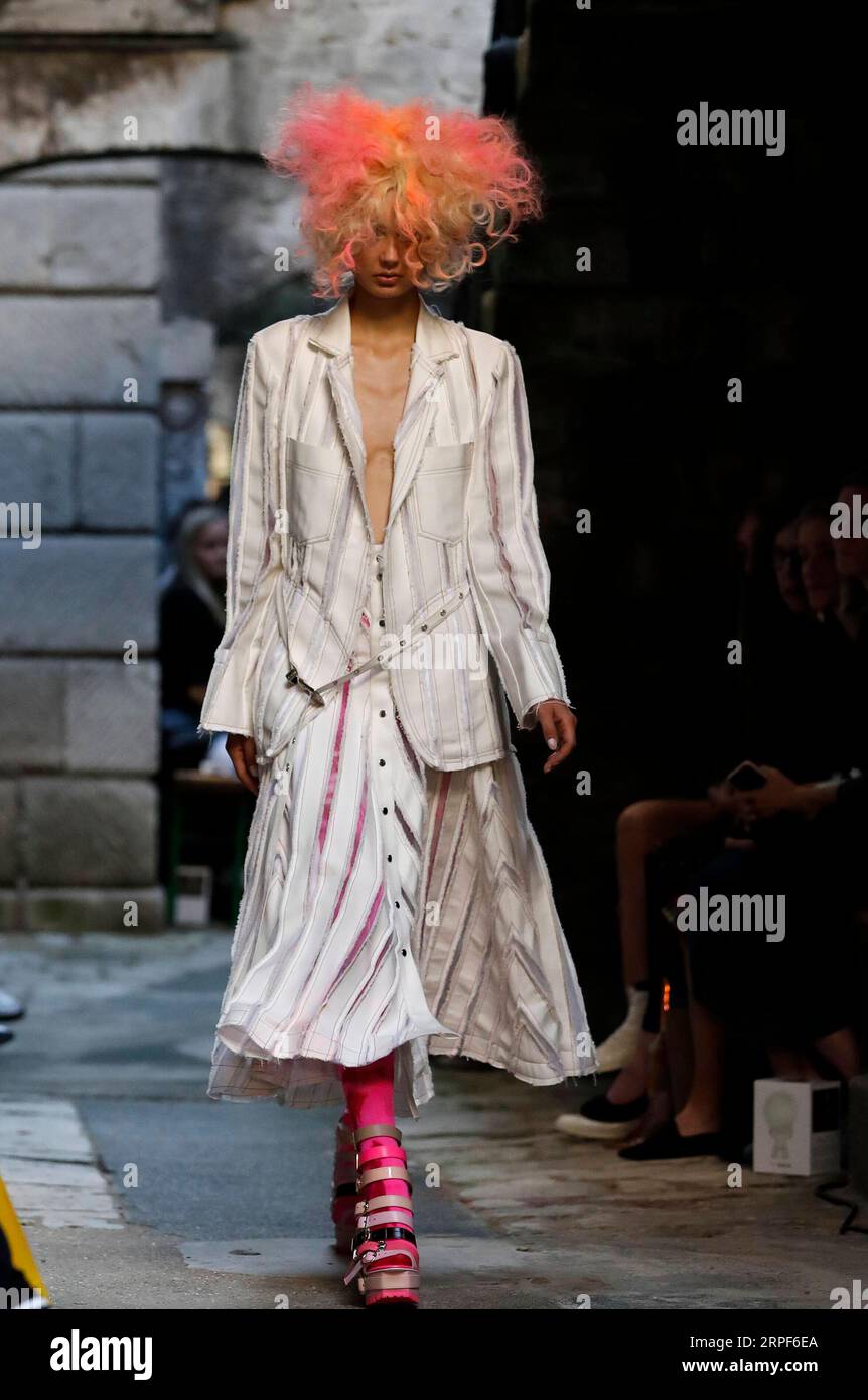 (190914) -- LONDRA, 14 settembre 2019 -- Un modello presenta una creazione di Fyodor Golan alla Somerset House durante la London Fashion Week a Londra, in Gran Bretagna, 14 settembre 2019. ) BRITAIN-LONDON-FASHION WEEK-FYODOR GOLAN HANXYAN PUBLICATIONXNOTXINXCHN Foto Stock