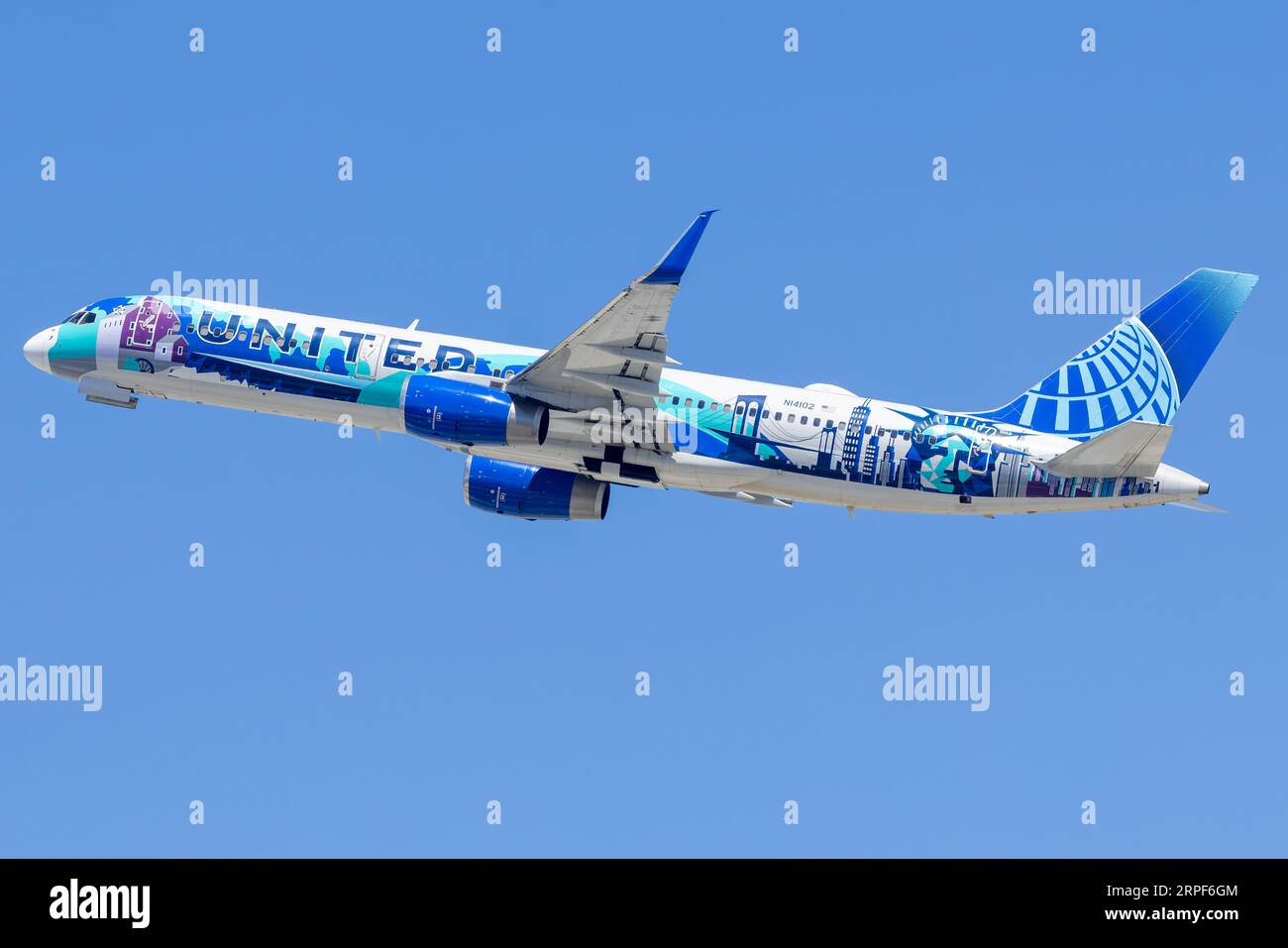 N14102 United Airlines Boeing 757-22 (WL) in partenza da Los Angeles International (LAX / KLAX) livrea "Her Art Here: Corinne Antonelli (New York / New Jersey)". Foto Stock