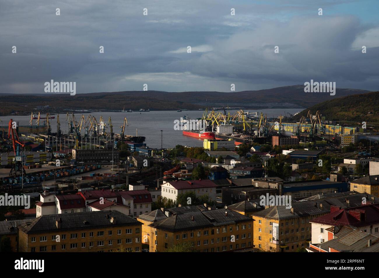 (190915) -- MURMANSK, 15 settembre 2019 -- foto scattata il 14 settembre 2019 mostra lo scenario nella città portuale del Circolo Polare Artico di Murmansk, Russia. ) RUSSIA-MURMANSK-SCENARIO BaixXueqi PUBLICATIONxNOTxINxCHN Foto Stock