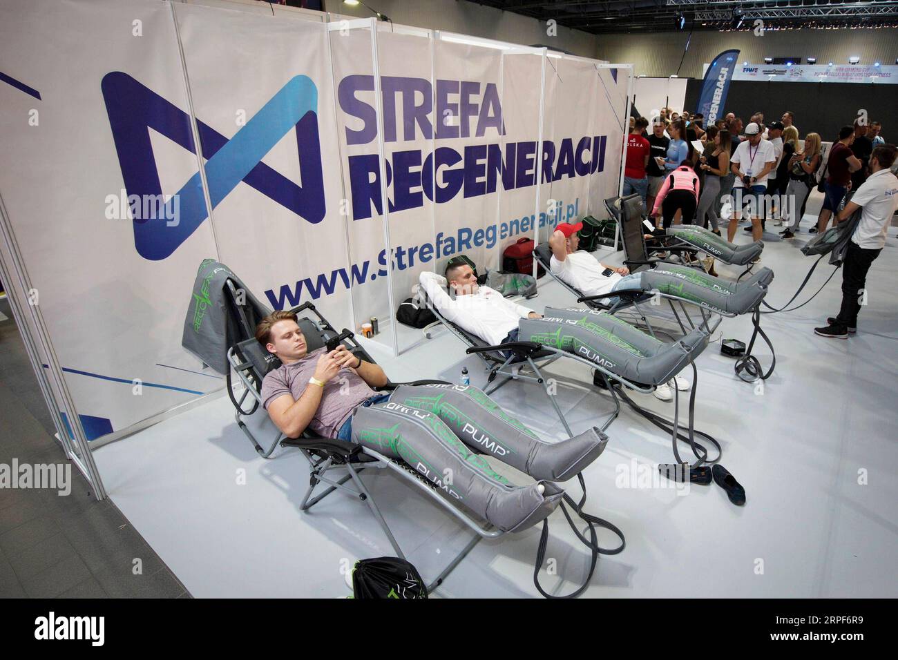 (190915) -- VARSAVIA, 15 settembre 2019 (Xinhua) -- i visitatori provano le attrezzature per la rigenerazione muscolare durante la fiera FIWE fitness and Wellness a Varsavia, Polonia, 14 settembre 2019. La fiera FIWE, importante fiera del fitness e del benessere in Polonia, si svolge dal 13 al 15 settembre. Durante la mostra si terranno anche spettacoli di combattimento in gabbia, gare di lotta contro le braccia e di body building. (Foto di Jaap Arriens/Xinhua) POLAND-WARSAW-FIWE FITNESS AND WELLNESS EXPO PUBLICATIONxNOTxINxCHN Foto Stock