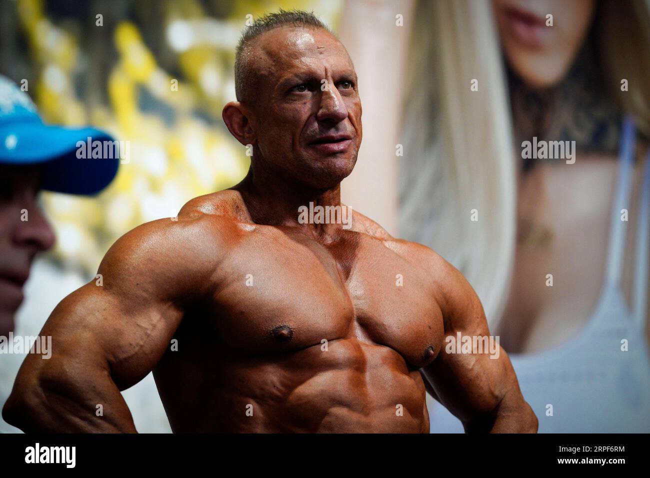 (190915) -- VARSAVIA, 15 settembre 2019 (Xinhua) -- Un body builder si prepara per una competizione durante la fiera FIWE fitness and Wellness a Varsavia, Polonia, 14 settembre 2019. La fiera FIWE, importante fiera del fitness e del benessere in Polonia, si svolge dal 13 al 15 settembre. Durante la mostra si terranno anche spettacoli di combattimento in gabbia, gare di lotta contro le braccia e di body building. (Foto di Jaap Arriens/Xinhua) POLAND-WARSAW-FIWE FITNESS AND WELLNESS EXPO PUBLICATIONxNOTxINxCHN Foto Stock
