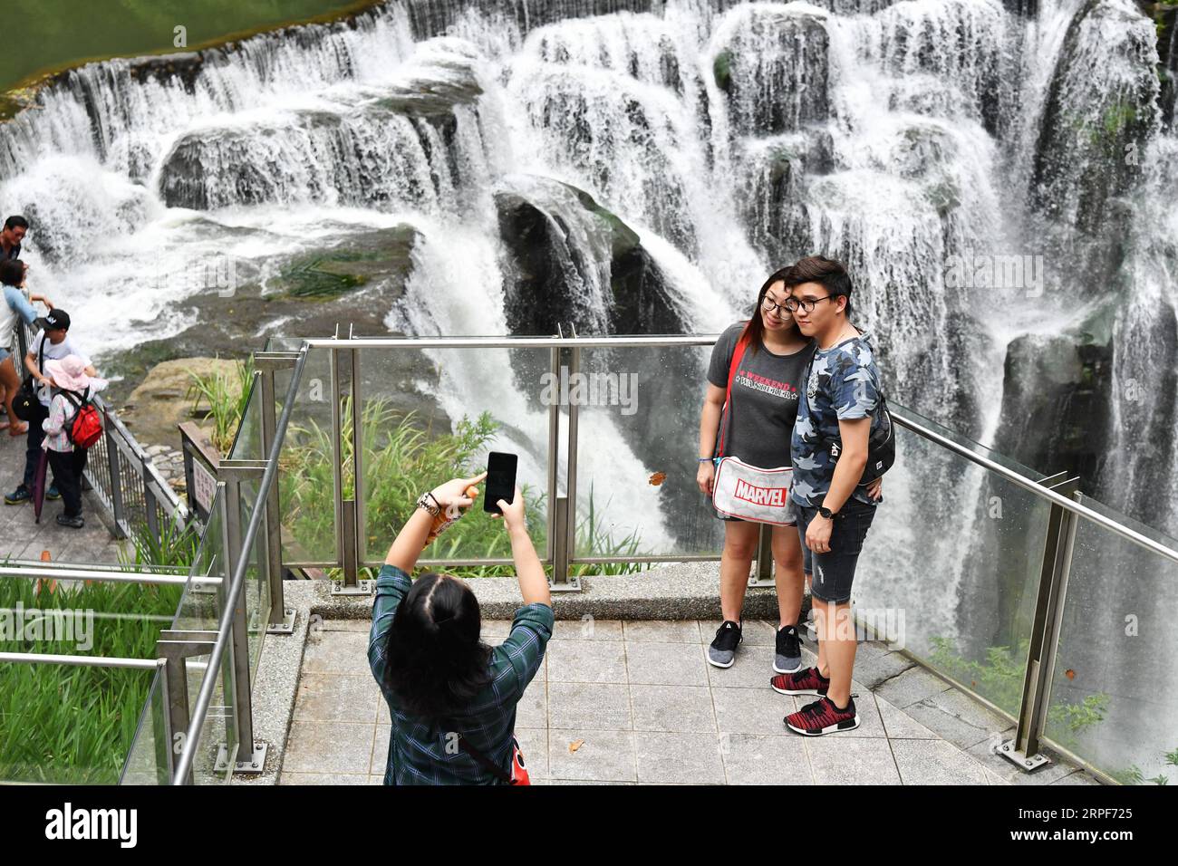 (190915) -- TAIPEI, 15 settembre 2019 -- i turisti si pongono per delle foto di fronte alla cascata Shifen a New Taipei City, sud-est della Cina, Taiwan, 15 settembre 2019. ) CHINA-TAIWAN-SHIFEN WATERFALL (CN) ChenxBin PUBLICATIONxNOTxINxCHN Foto Stock