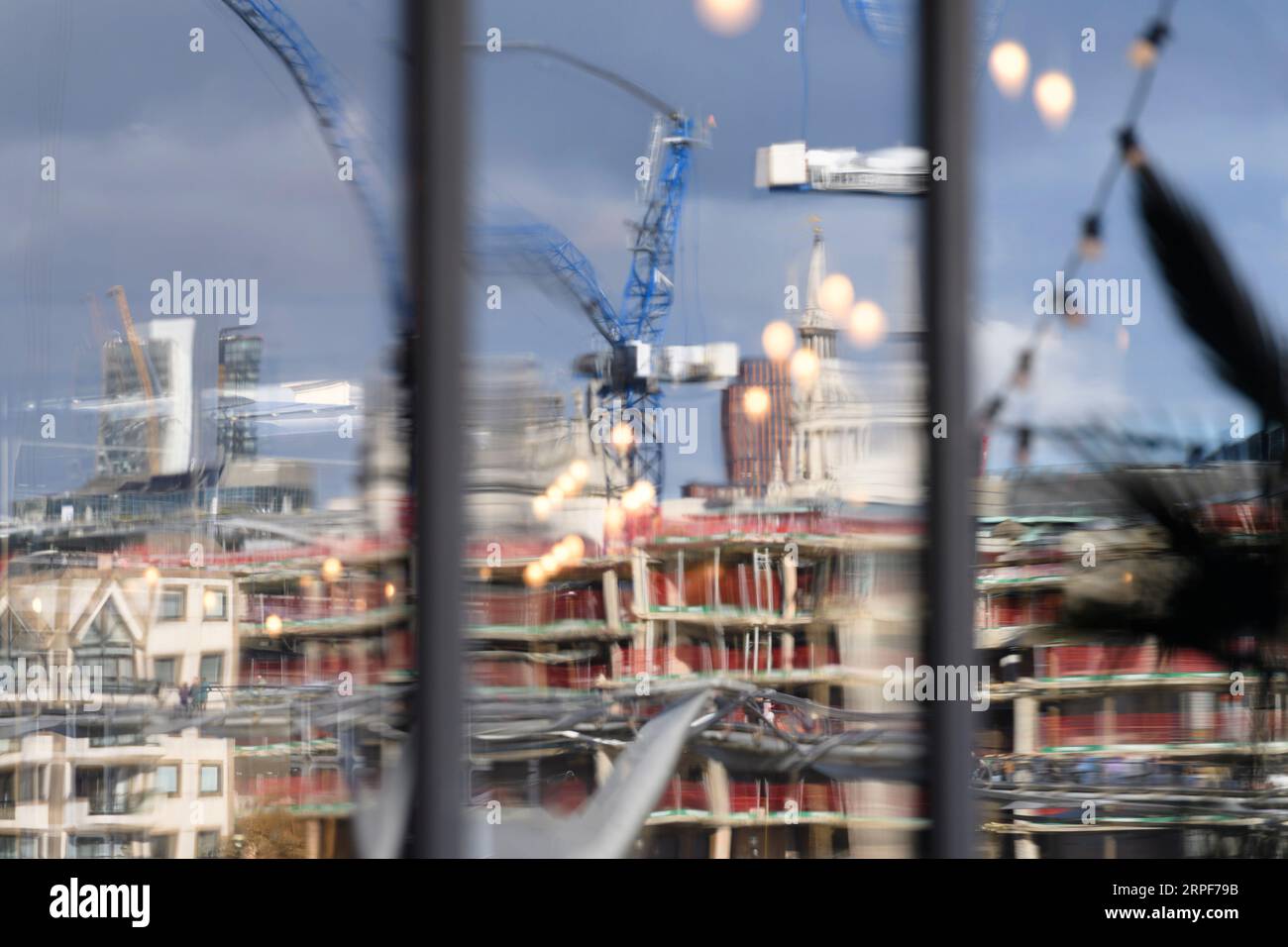 Il Millennium Bridge e una gru a torre su un cantiere che si riflette nella finestra del pub Founder's Arms. Hopton Street, Londra, Regno Unito. 26 settembre 2 Foto Stock