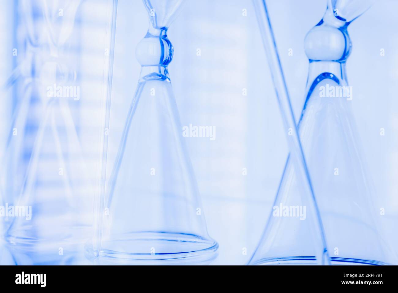 Installazione in vetro astratto, vetri vuoti trasparenti su sfondo bianco Foto Stock