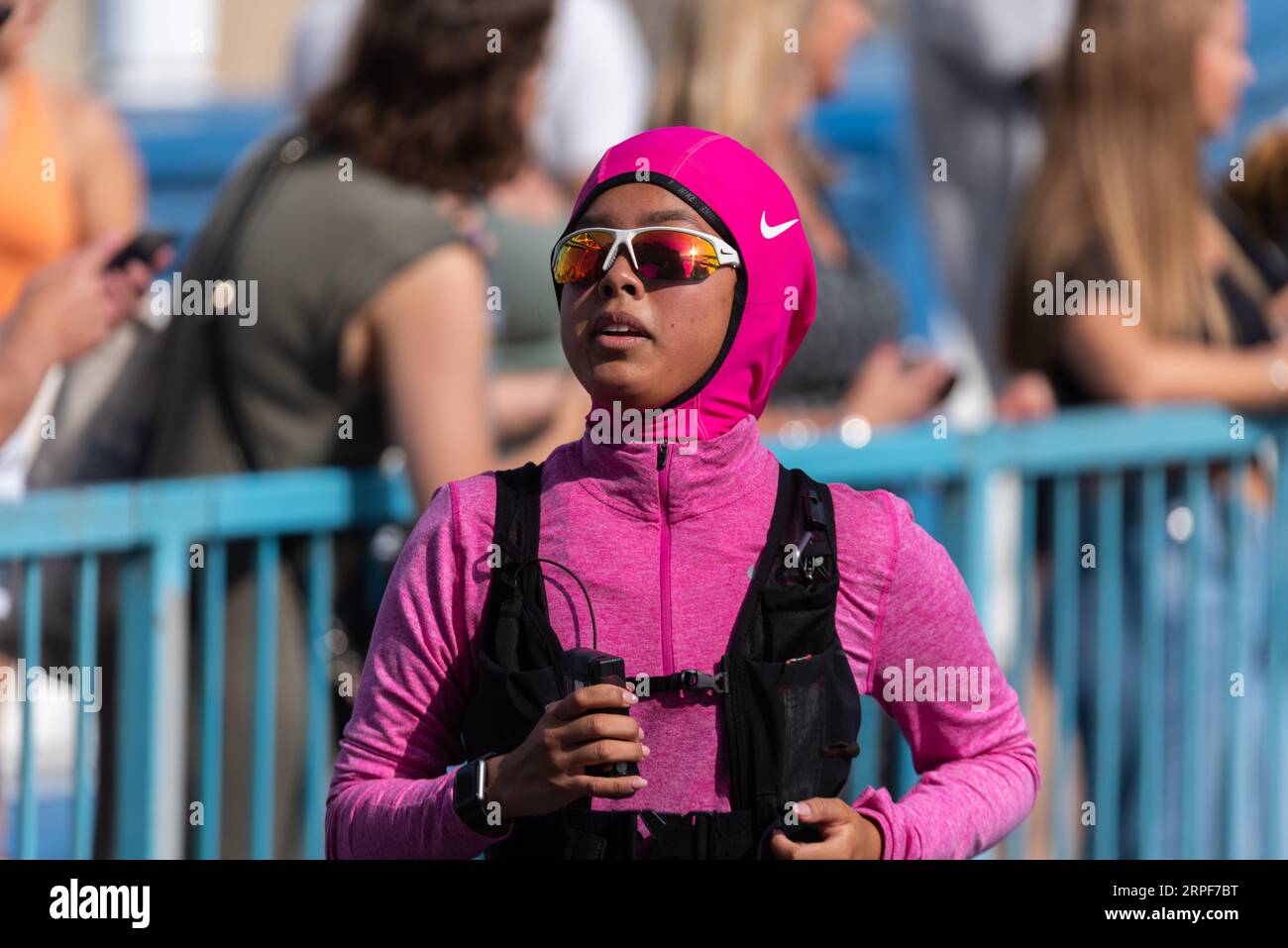 Runner femminile che gareggia nella Big Half, mezza maratona organizzata da London Marathon Events, indossando una copertura per la testa. Foto Stock