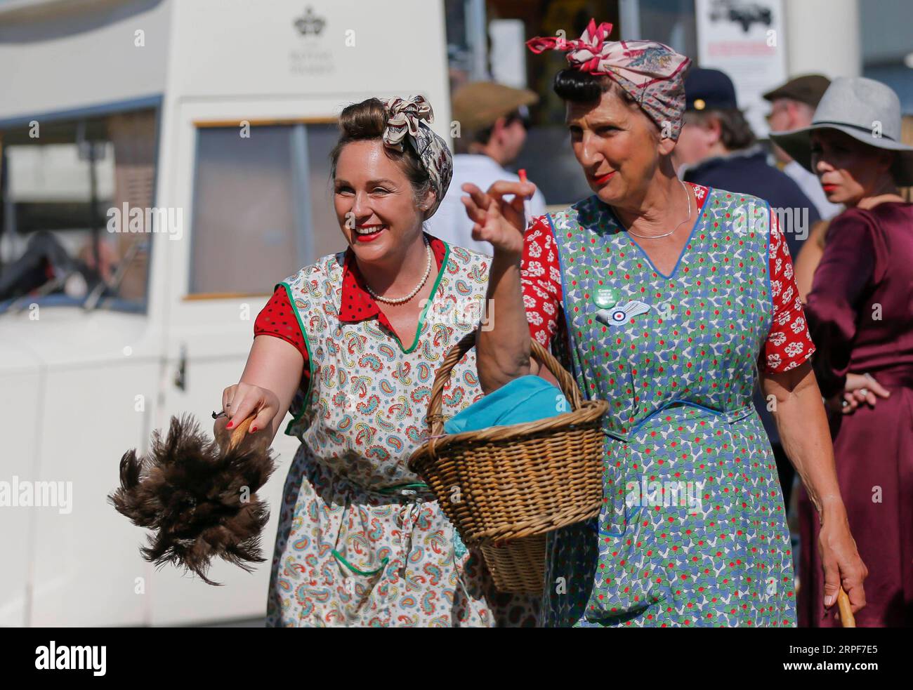 (190916) -- GOODWOOD, 16 settembre 2019 -- le persone vestite in abiti d'epoca partecipano al Goodwood Revival 2019 a Goodwood, Gran Bretagna, il 15 settembre 2019. ) BRITAIN-GOODWOOD REVIVAL HanxYan PUBLICATIONxNOTxINxCHN Foto Stock