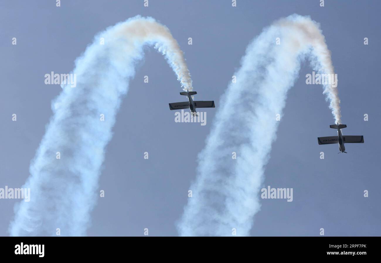 (190916) -- HECHTEL, 16 settembre 2019 -- la squadra aerobatica Fireflies del Regno Unito si esibisce all'International Sanicole Airshow di Hechtel, Belgio, 15 settembre 2019. ) BELGIUM-HECHTEL-SANICOLE AIRSHOW WangxXiaojun PUBLICATIONxNOTxINxCHN Foto Stock