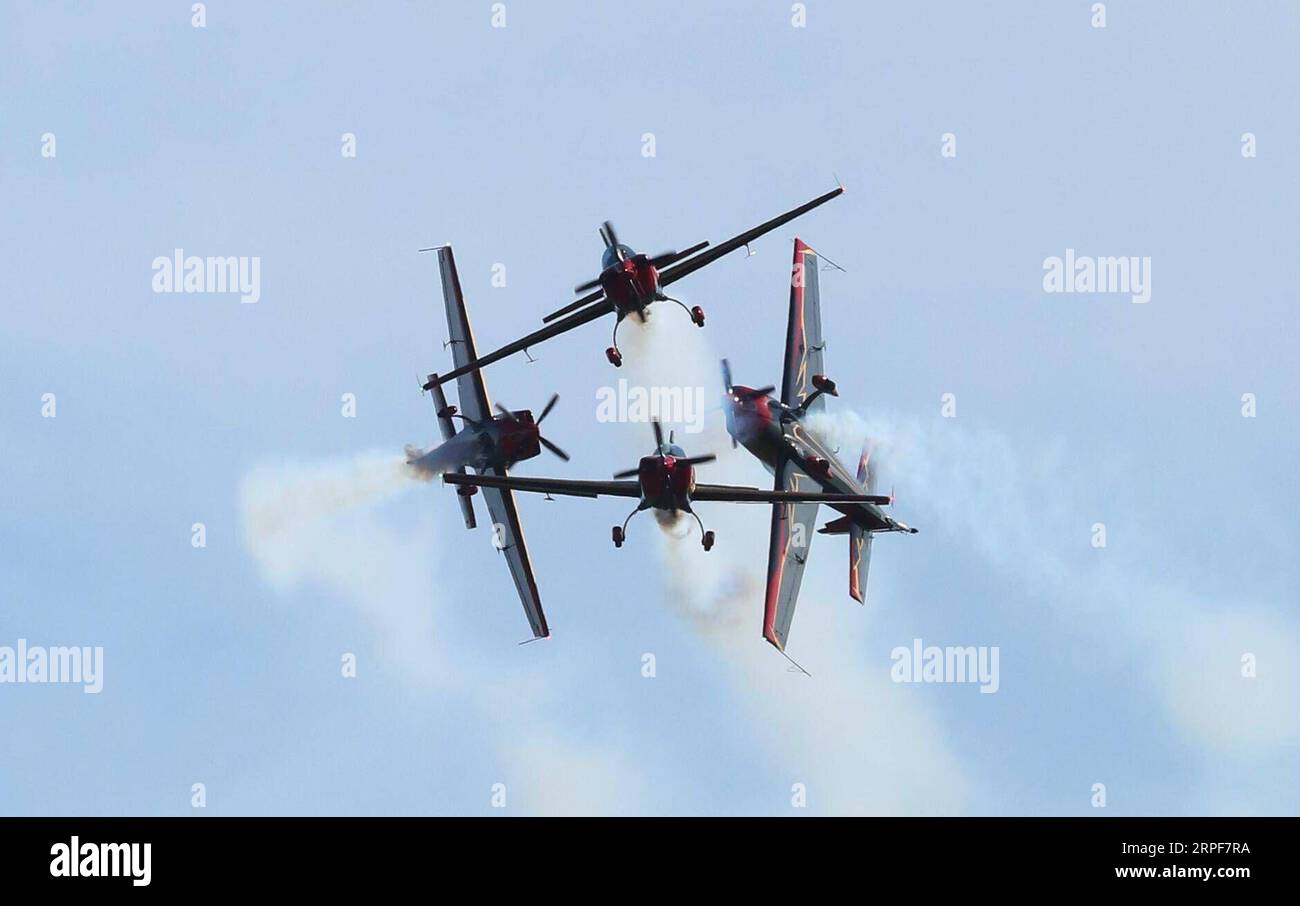 (190916) -- HECHTEL, 16 settembre 2019 -- il team acrobatico Royal Jordanian Falcons si esibisce all'International Sanicole Airshow di Hechtel, Belgio, 15 settembre 2019. ) BELGIUM-HECHTEL-SANICOLE AIRSHOW WangxXiaojun PUBLICATIONxNOTxINxCHN Foto Stock