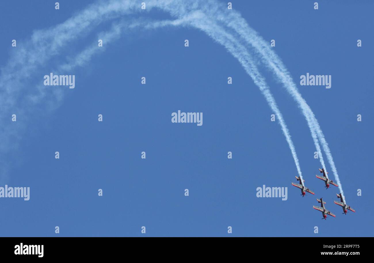 (190916) -- HECHTEL, 16 settembre 2019 -- il team acrobatico Royal Jordanian Falcons si esibisce all'International Sanicole Airshow di Hechtel, Belgio, 15 settembre 2019. ) BELGIUM-HECHTEL-SANICOLE AIRSHOW WangxXiaojun PUBLICATIONxNOTxINxCHN Foto Stock