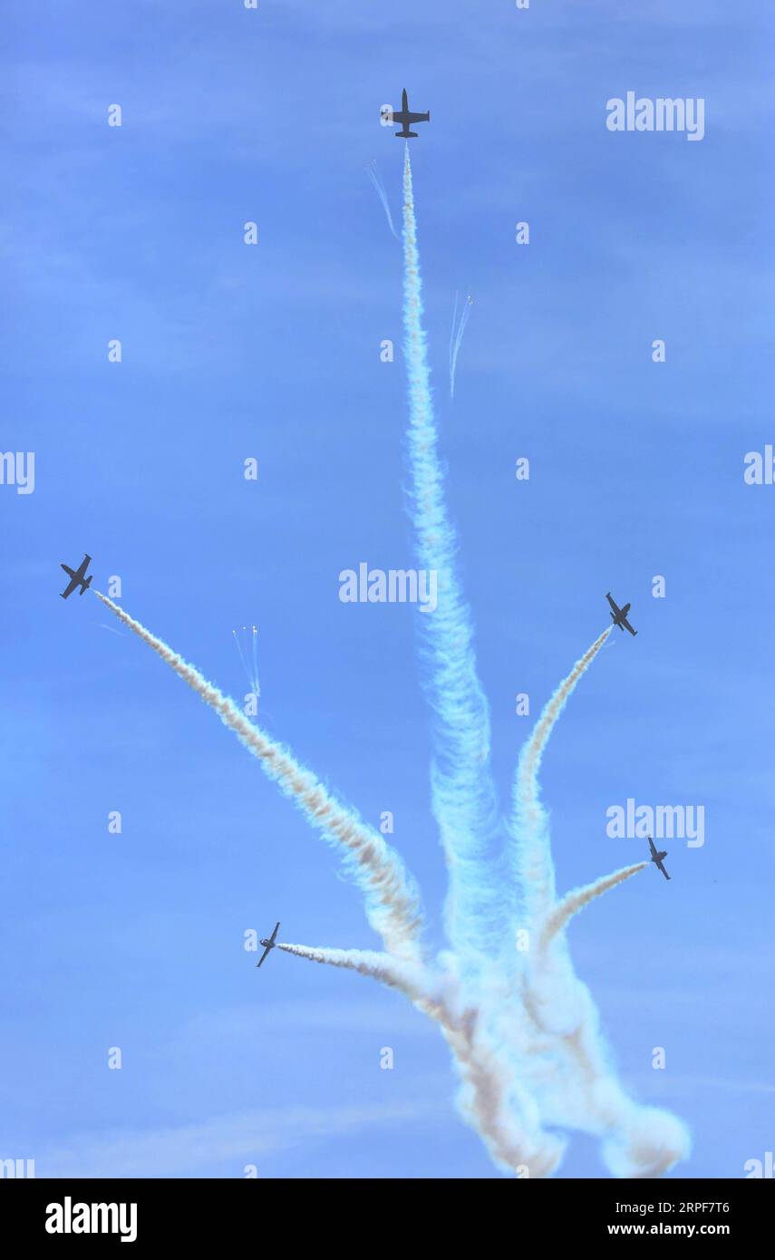 (190916) -- HECHTEL, 16 settembre 2019 -- una squadra aerobatica francese si esibisce all'International Sanicole Airshow di Hechtel, Belgio, 15 settembre 2019. ) BELGIUM-HECHTEL-SANICOLE AIRSHOW WangxXiaojun PUBLICATIONxNOTxINxCHN Foto Stock
