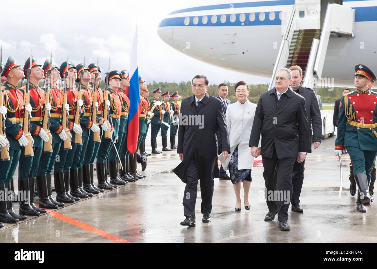 (190916) -- ST. PETERSBURG, 16 settembre 2019 - il Premier cinese li Keqiang arriva all'aeroporto Pulkovo di St. Petersburg, Russia, 16 settembre 2019. Li è arrivato a St. Pietroburgo il lunedì pomeriggio per una visita ufficiale di tre giorni in Russia. Durante la visita, li e il primo ministro russo Dmitry Medvedev saranno co-presidenti del 24° incontro regolare tra capi di governo cinesi e russi. ) RUSSIA-ST. PETERSBURG-CHINA-LI KEQIANG-VISITA UFFICIALE-ARRIVO HUANGXJINGWEN PUBLICATIONXNOTXINXCHN Foto Stock