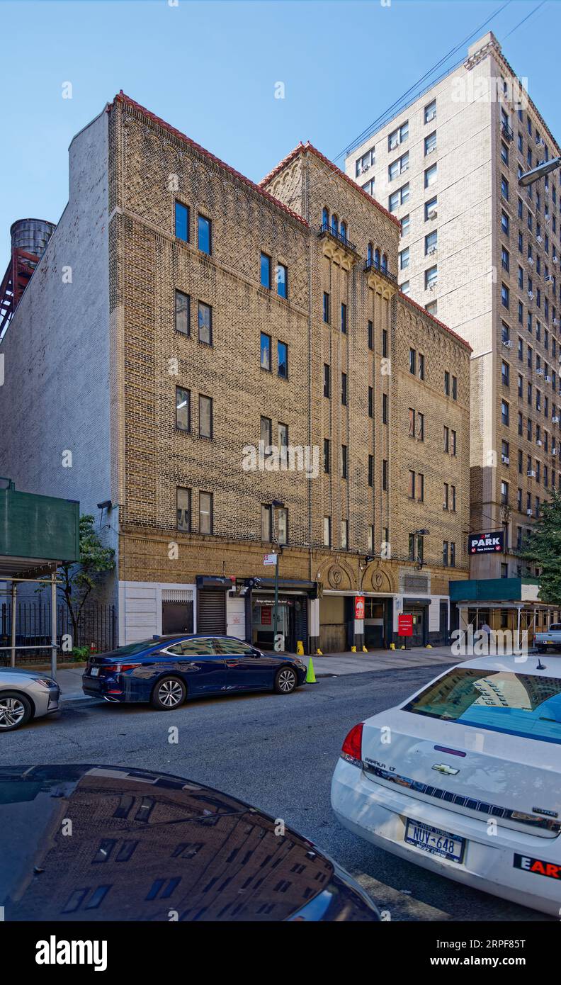 Upper West Side: Parcheggio in mattoni e terracotta in stile neoromanico sulla West 101st Street, fuori Broadway. Foto Stock