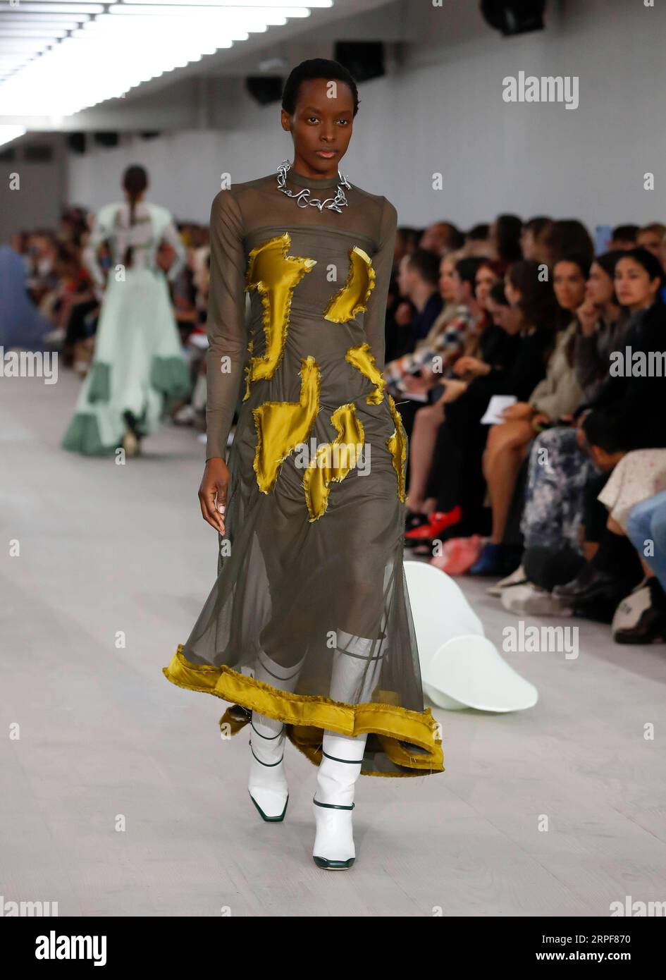 (190916) -- LONDRA, 16 settembre 2019 -- Un modello presenta una creazione di Richard Malone durante la London Fashion Week a Londra, in Gran Bretagna, il 16 settembre 2019. ) BRITAIN-LONDON-FASHION WEEK-RICHARD MALONE HANXYAN PUBLICATIONXNOTXINXCHN Foto Stock