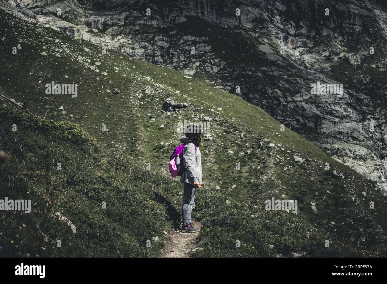 Ragazza che cammina in Valle d'Aosta Foto Stock