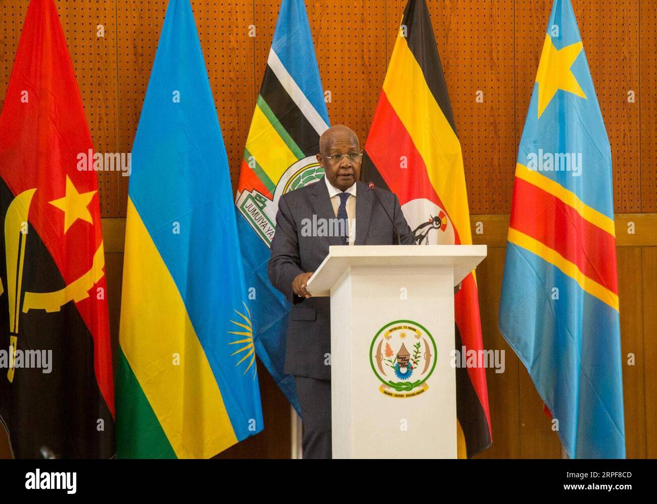 (190916) -- KIGALI, Sett. 16, 2019 (Xinhua) -- ugandese Ministro degli Esteri Sam Kutesa offre commento alla cerimonia di apertura della prima riunione della commissione ad hoc del memorandum d'intesa (MI) firmato nel mese di agosto a cessare le ostilità tra Uganda e Rwanda, a Kigali, capitale del Rwanda, il 7 settembre 16, 2019. In Ruanda e in Uganda il lunedì hanno ribadito il loro impegno ad astenersi da qualsiasi atto di destabilizzazione contro ogni altra seguenti deliberazioni nel corso della prima riunione della commissione ad hoc del memorandum d'intesa (MI) firmato nel mese di agosto a cessare le ostilità fra th Foto Stock