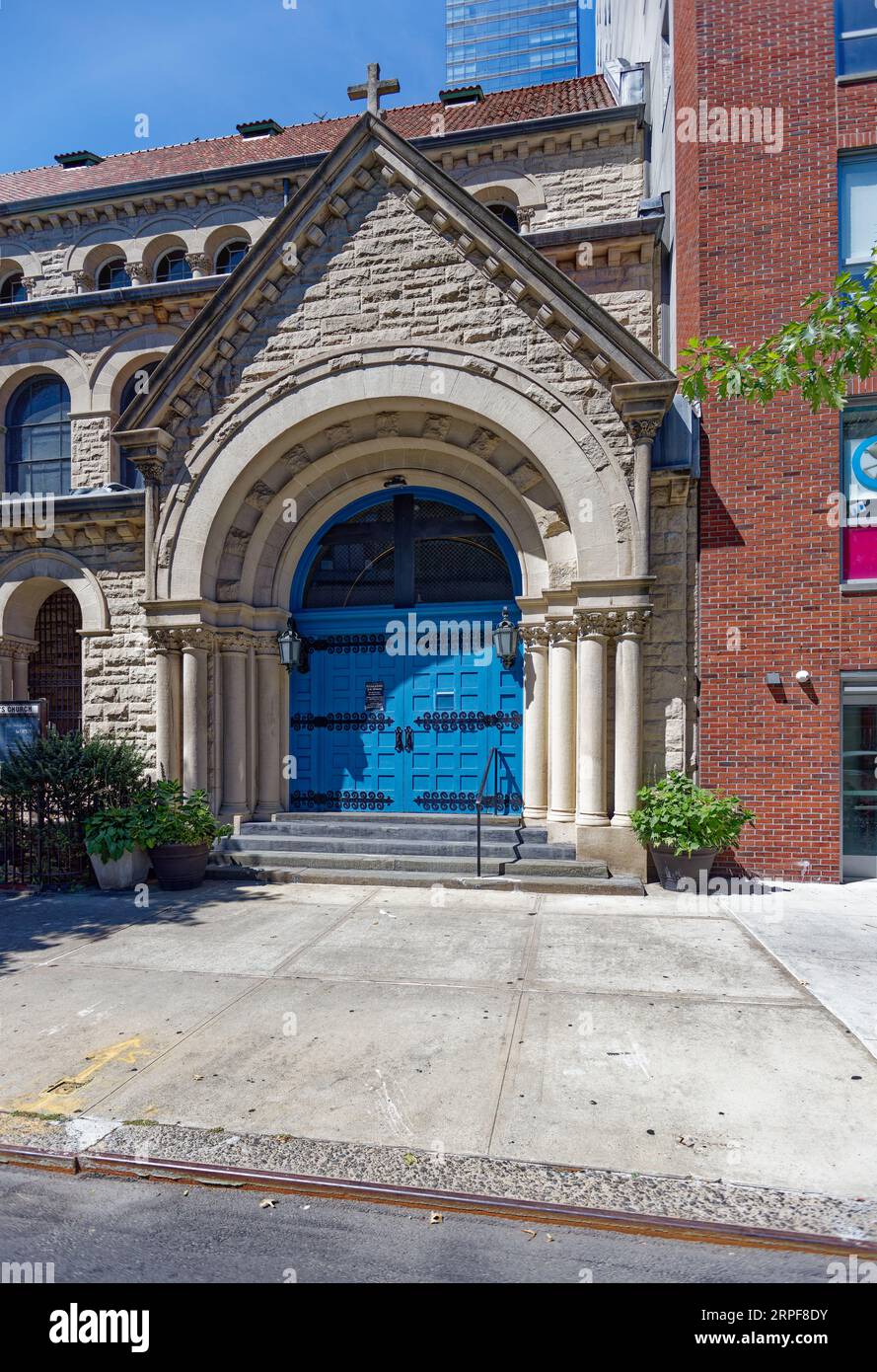 Upper West Side: St La chiesa episcopale di Michael, la canonica e la casa parrocchiale sono punti di riferimento di New York; la chiesa è stata completata nel 1891. Foto Stock