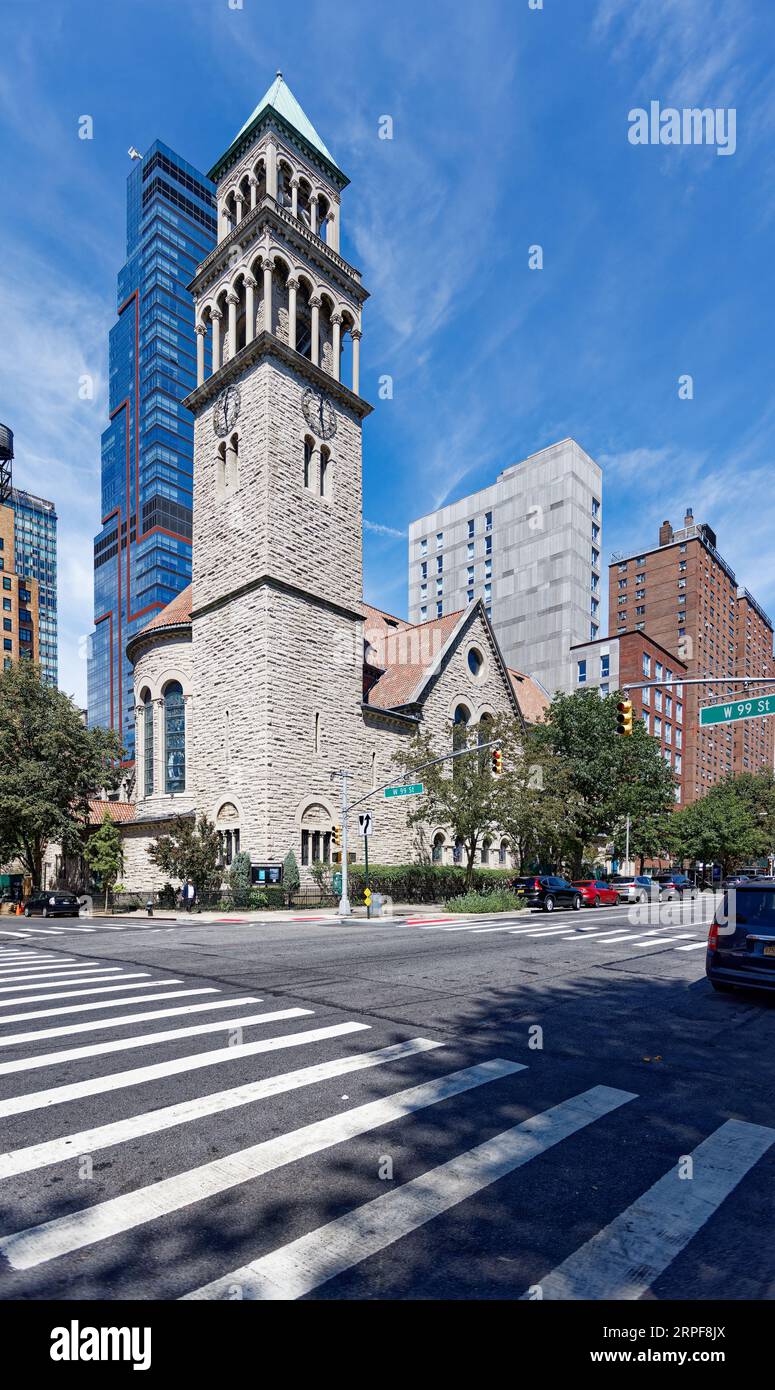 Upper West Side: St La chiesa episcopale di Michael, la canonica e la casa parrocchiale sono punti di riferimento di New York; la chiesa è stata completata nel 1891. Foto Stock