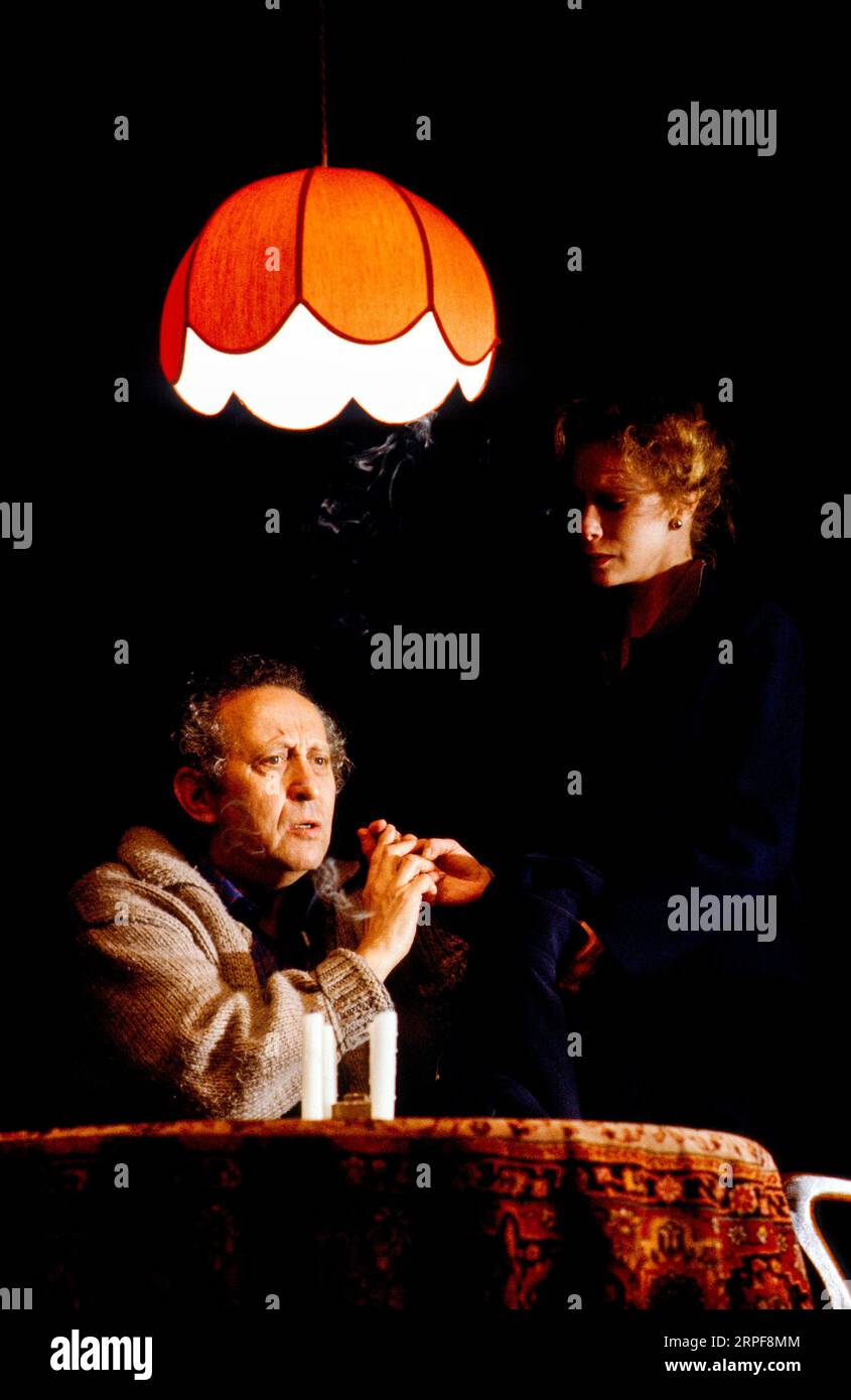 David de Keyser (John), Connie Booth (Miss A) nello SCIALLE DI David Mamet al Royal Court Theatre, Londra SW1 09/06/1986 design: William Dudley regista: Richard Eyre Foto Stock