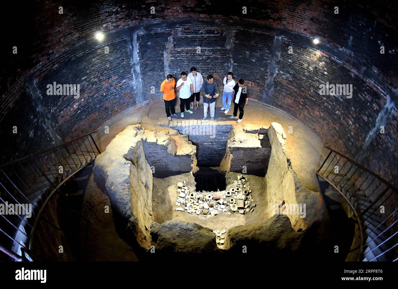 (190917) -- SHIJIAZHUANG, 17 settembre 2019 -- Liu Lizhong (3rd R) si scambia con i suoi apprendisti sulle tradizionali abilità di tiro di Cizhou Kiln in un museo nella città di Handan, nella provincia di Hebei nella Cina settentrionale, 12 settembre 2019. Liu Lizhong, 75 anni, è un erede della tecnica di cottura del forno di Cizhou. Come quarta generazione della sua famiglia di produzione di porcellane, Liu si è dedicato alla conservazione e alla ricerca delle abilità tradizionali di combustione dei forni e ha ereditato con successo le procedure intatte 72 di combustione dei forni Cizhou. Dopo aver reclutato più di 100 apprendisti, ha detto che il suo sogno è quello di tramandare i mestieri Foto Stock