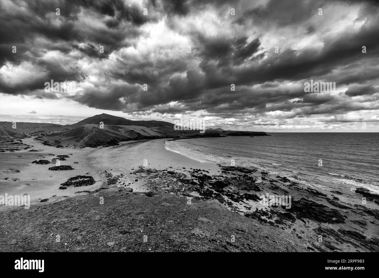 Isole Canarie, Lanzarote, Spiaggia di Papagayo: Spiaggia di Papagayo in bianco e nero Foto Stock