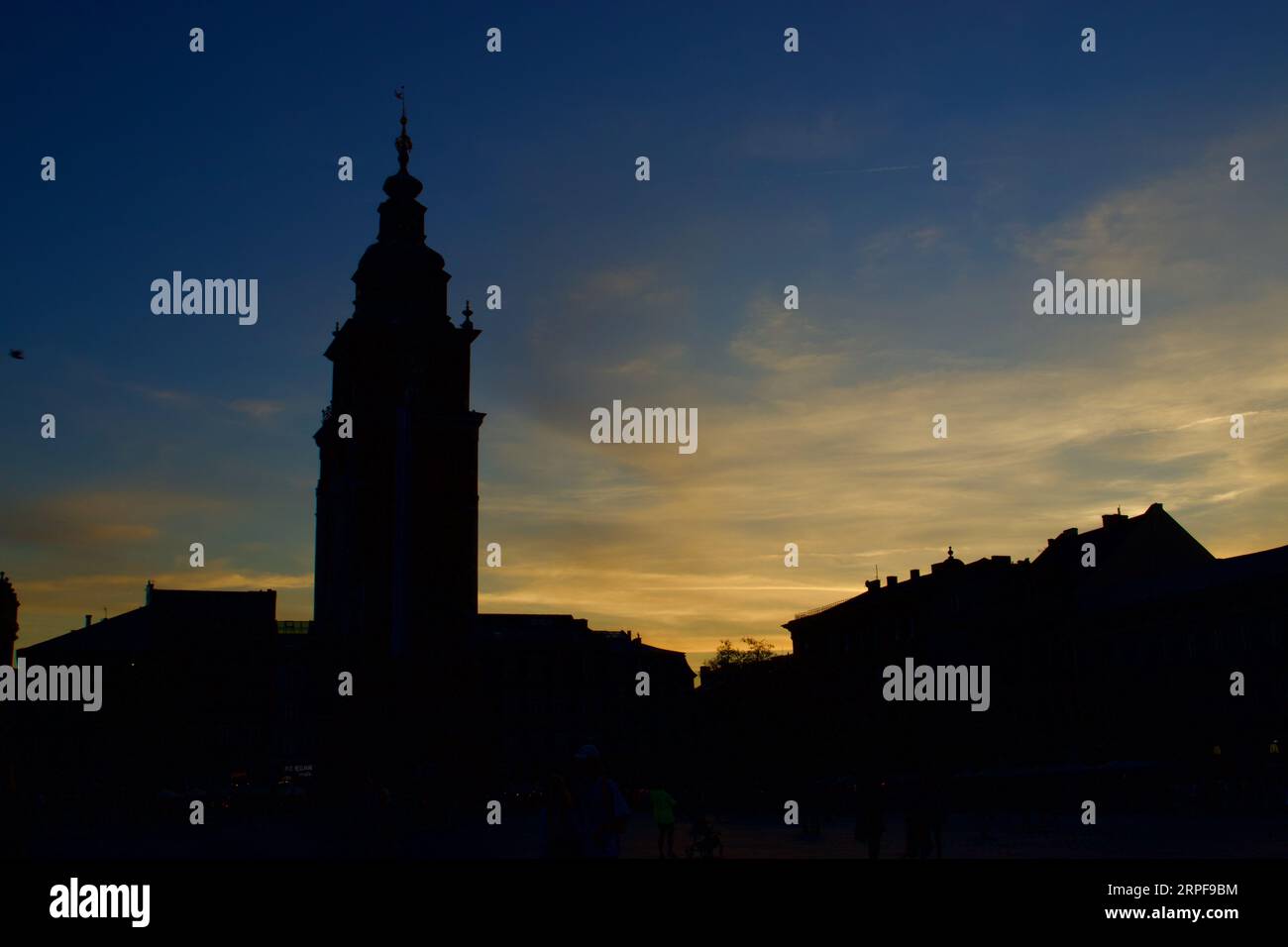 Sagoma della chiesa di Santa Maria al tramonto - Cracovia - Polonia Foto Stock