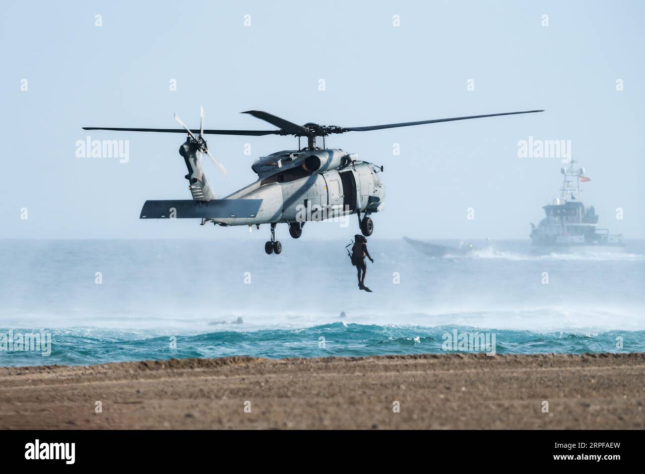 Soldati della Marina spagnola che saltano da un elicottero in mare alla mostra Armed Forces Day a Motril. Foto Stock