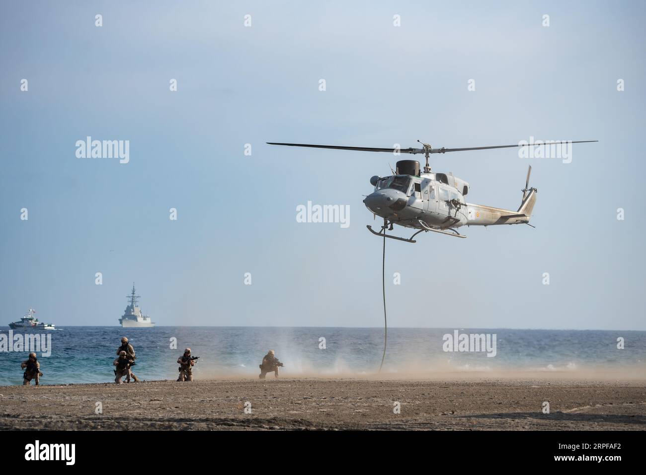 Soldati della Marina spagnola che scendono con una corda da un elicottero alla spiaggia in una mostra per la giornata delle forze Armate a Motril. Foto Stock