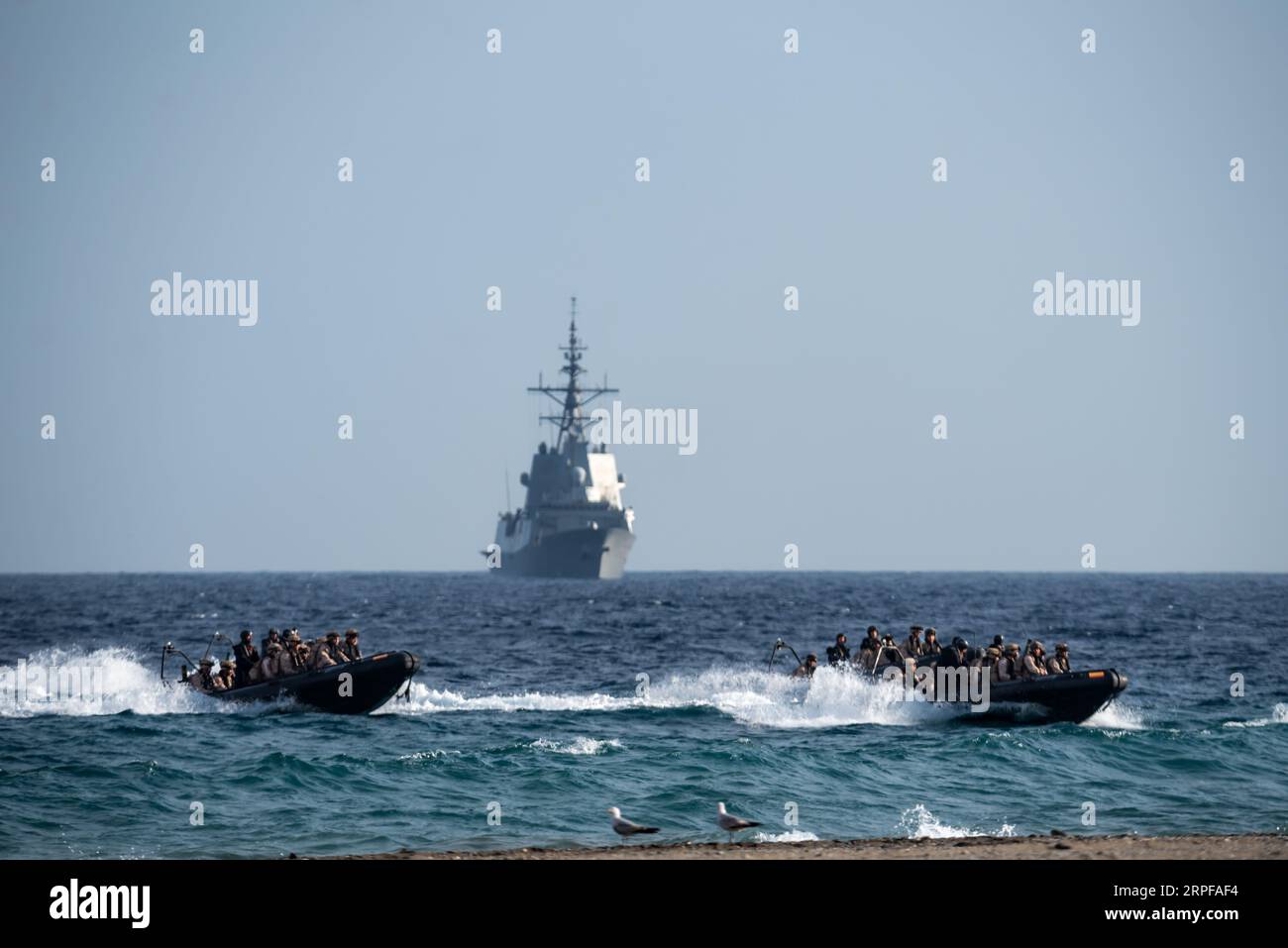 Sbarco su gommoni da una fregata di soldati della Marina spagnola alla mostra per la giornata delle forze Armate sulla spiaggia di Motril. Foto Stock