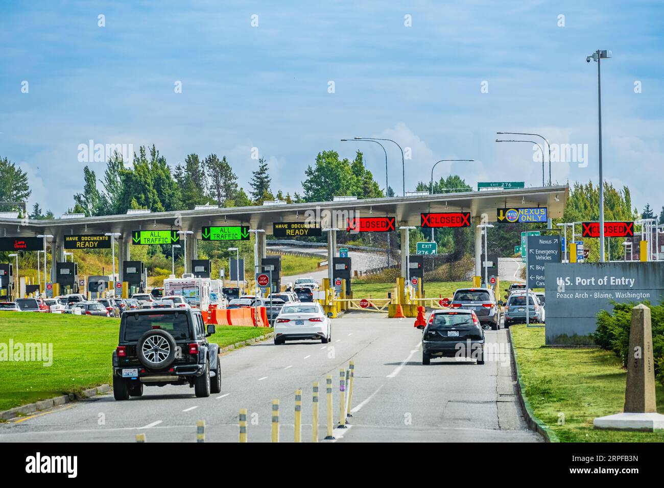 Confine USA-Canada, Peace Arch, Stato di Washington, USA. Passaggio di frontiera via terra tra Stati Uniti e Canada. Confine TRA STATI UNITI e Canada. Porto di entrata. NEX Foto Stock