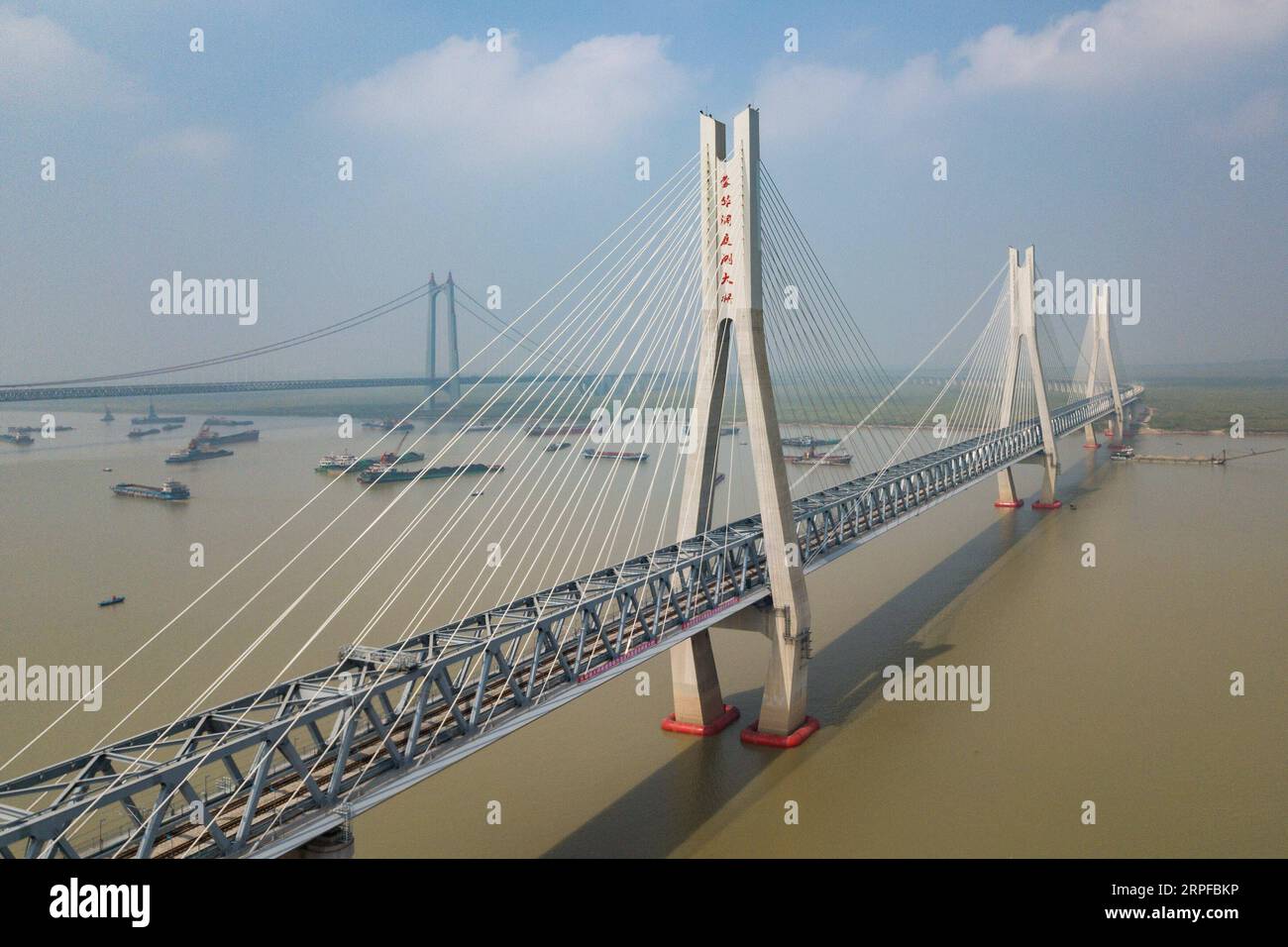 190920 -- CHANGSHA, 20 settembre 2019 -- foto aerea scattata il 19 settembre 2019 mostra un nuovo ponte sul Lago Dongting sulla ferrovia Haoji originariamente chiamata linea ferroviaria Menghua nella provincia centrale di Hunan della Cina. Con una capacità di consegna annuale di 200 milioni di tonnellate, la ferrovia di 1.837 km che collega la regione autonoma della Mongolia interna della Cina settentrionale e la provincia del Jiangxi della Cina orientale sarà presto la più lunga ferrovia a carico pesante della Cina quando sarà completata in ottobre. CHINA-HUNAN-HAOJI RAILWAY-BRIDGE CN CHENXSIHAN PUBLICATIONXNOTXINXCHN Foto Stock