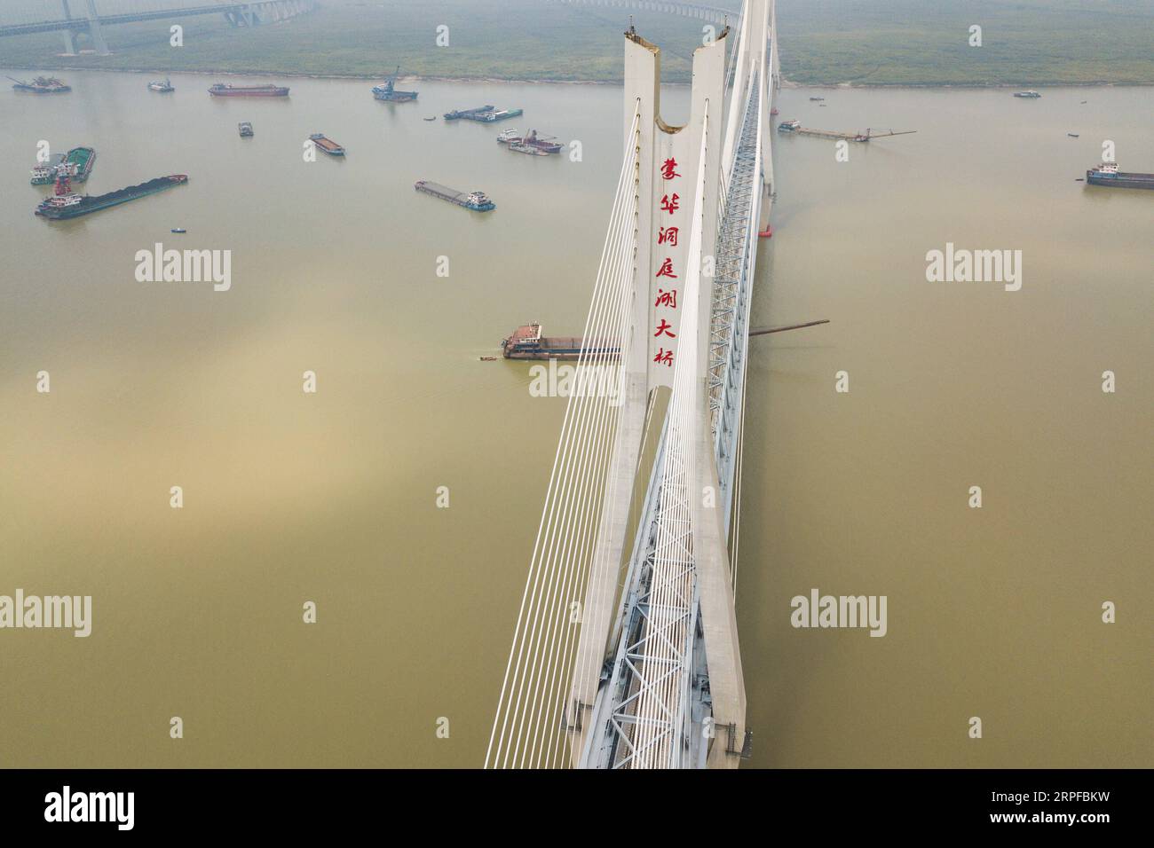 190920 -- CHANGSHA, 20 settembre 2019 -- foto aerea scattata il 19 settembre 2019 mostra un nuovo ponte sul Lago Dongting sulla ferrovia Haoji originariamente chiamata linea ferroviaria Menghua nella provincia centrale di Hunan della Cina. Con una capacità di consegna annuale di 200 milioni di tonnellate, la ferrovia di 1.837 km che collega la regione autonoma della Mongolia interna della Cina settentrionale e la provincia del Jiangxi della Cina orientale sarà presto la più lunga ferrovia a carico pesante della Cina quando sarà completata in ottobre. CHINA-HUNAN-HAOJI RAILWAY-BRIDGE CN CHENXSIHAN PUBLICATIONXNOTXINXCHN Foto Stock