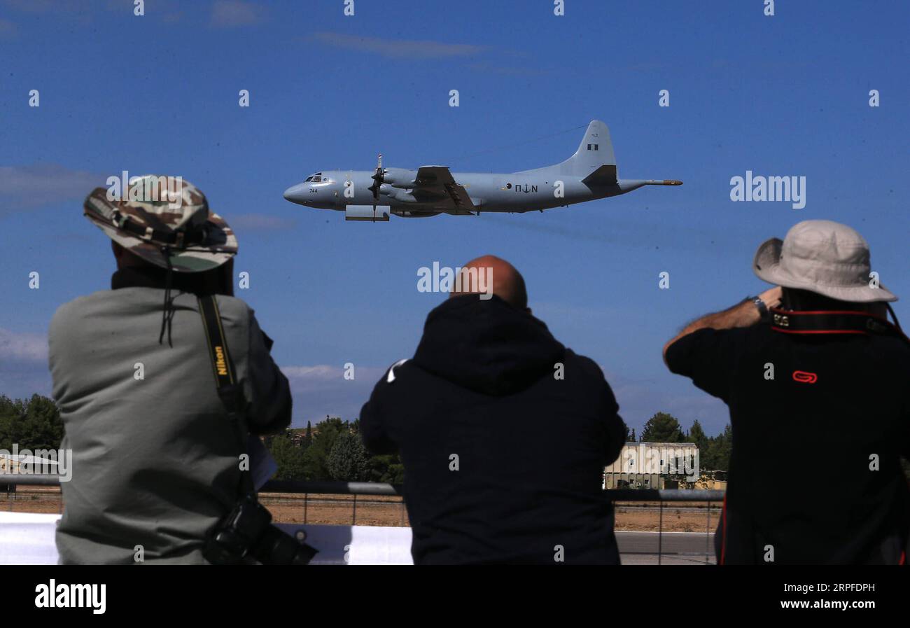 190921 -- ATENE, 21 settembre 2019 Xinhua -- Un aereo della Marina greca si esibisce durante lo spettacolo aereo presso la Tanagra Air base, a nord di Atene, in Grecia, il 21 settembre 2019. Il più grande spettacolo aereo della Grecia, l'Athens Flying Week AFW Tanagra International Air Show 2019, è decollato sabato per l'ottavo anno consecutivo presso la Tanagra Air base, a circa 70 chilometri a nord-ovest di Atene. Xinhua/Marios Lolos GRECIA-TANAGRA-FLYING WEEK-AIR SHOW PUBLICATIONxNOTxINxCHN Foto Stock