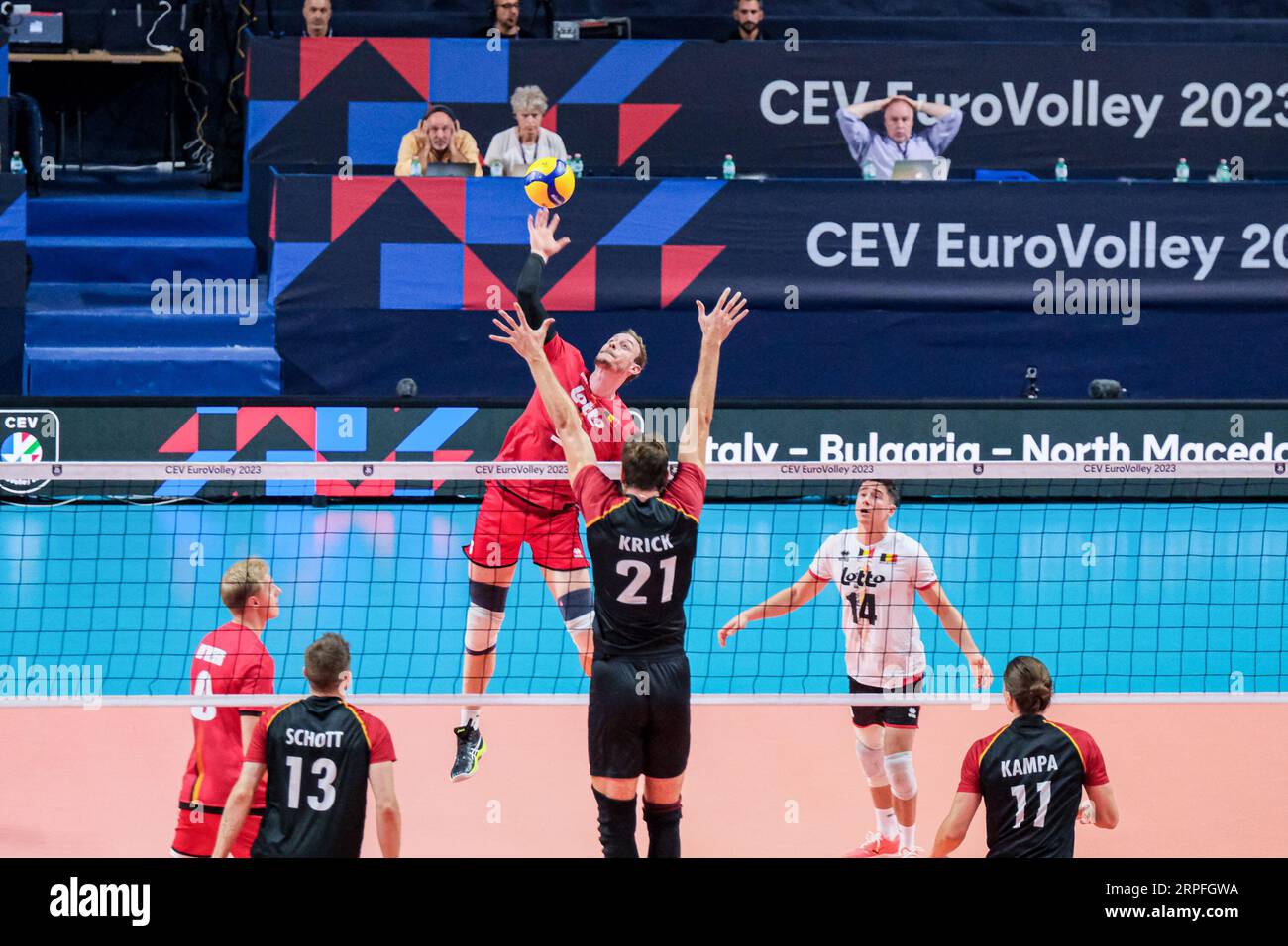 Ancona, Italia. 3 settembre 2023. Sam Deroo (BEL) (L) e Tobias Krick (GER) (R) in azione durante l'incontro tra Belgio e Germania nel Pool A della finale maschile dell'Eurovolley 2023 il giorno 5 ad Ancona. La nazionale tedesca vince contro il Belgio con un punteggio di 3-2 (foto di Elena Vizzoca/SOPA Images/Sipa USA) credito: SIPA USA/Alamy Live News Foto Stock