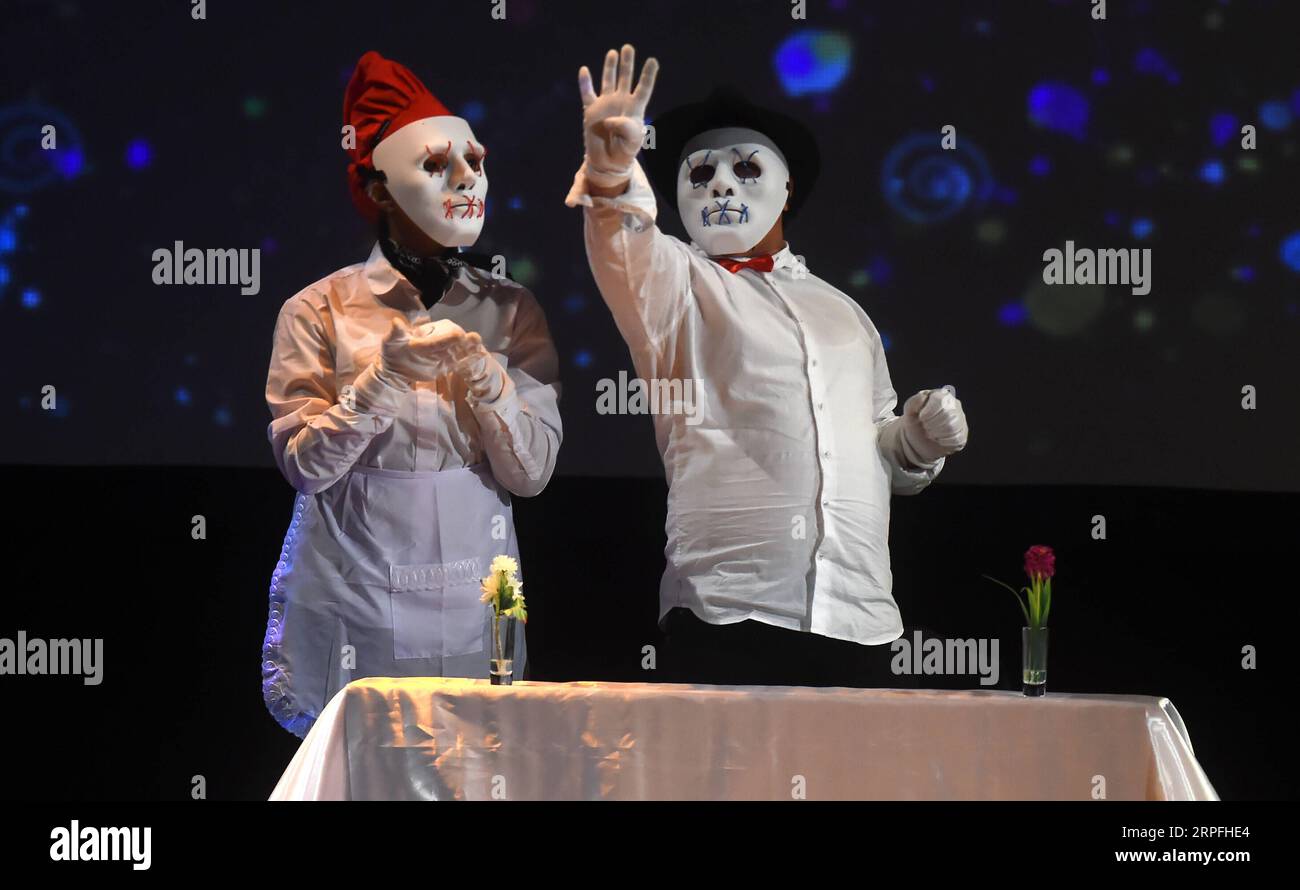 190924 -- KUWAIT CITY, 24 settembre 2019 Xinhua -- gli artisti si esibiscono durante il 5 ° festival di cabaret a Kuwait City, Kuwait, il 24 settembre 2019. Il 5° festival della notte di commedia organizzato dal Consiglio Nazionale per la Cultura, le Arti e le lettere del Kuwait NCCAL ha dato il via a Kuwait City martedì. Foto di Asad/Xinhua KUWAIT-KUWAIT CITY-COMEDY NIGHT FESTIVAL PUBLICATIONxNOTxINxCHN Foto Stock