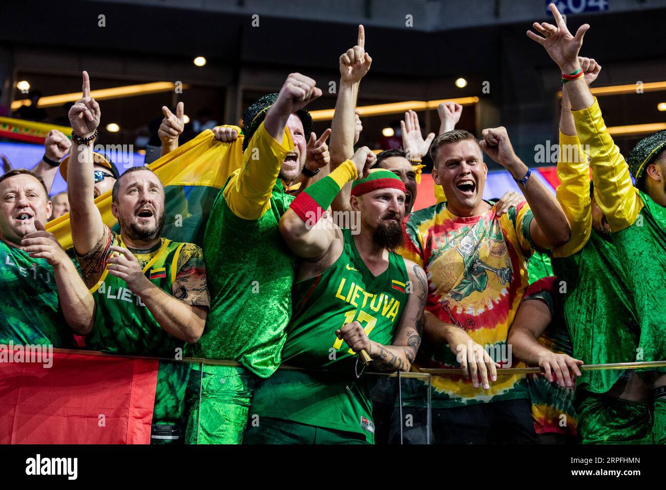 Manila, Filippine. 3 settembre 2023. I tifosi lituani festeggiano dopo il secondo turno della Coppa del mondo di pallacanestro FIBA 2023 tra Stati Uniti e Lituania al Mall of Asia Arena-Manila. Punteggio finale; Lituania 110:104 Stati Uniti. Credito: SOPA Images Limited/Alamy Live News Foto Stock